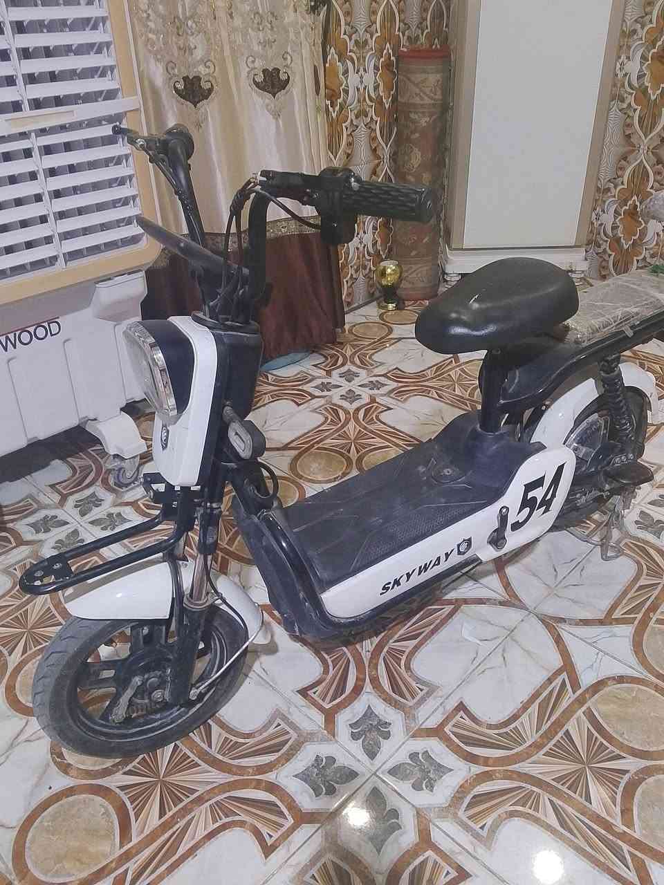 دراجه نضيفه شتريتها 550نضيفه ضالي شهر من مشتريها شاره يمنه وسره اربع بطاريات 2بركات2دبل شاره النمر 4سرعه بل عداد 88حقيقي 70تعال وفحص تتحمل وزن 110 يعني روح وين ماجان بيها تمشيك 60كيلو حقيقي وبل عداد 100 سوج 2بصمه2مرايات2ماشادهن بعتهن بكارتونه مضمومات شاحنه موجوده دواسات بعدهم بجيسهن ما فاتح قراضها سله موجوده كلشي ما مركبلها دراجه جدن نضيفه بطاريات48فولت ول مبير 64امبير لايت ماكس زنون دراجه وصل السعر 480وبيها مجال هواي لششراي الرقم ***********الواتساب ولرصيده
