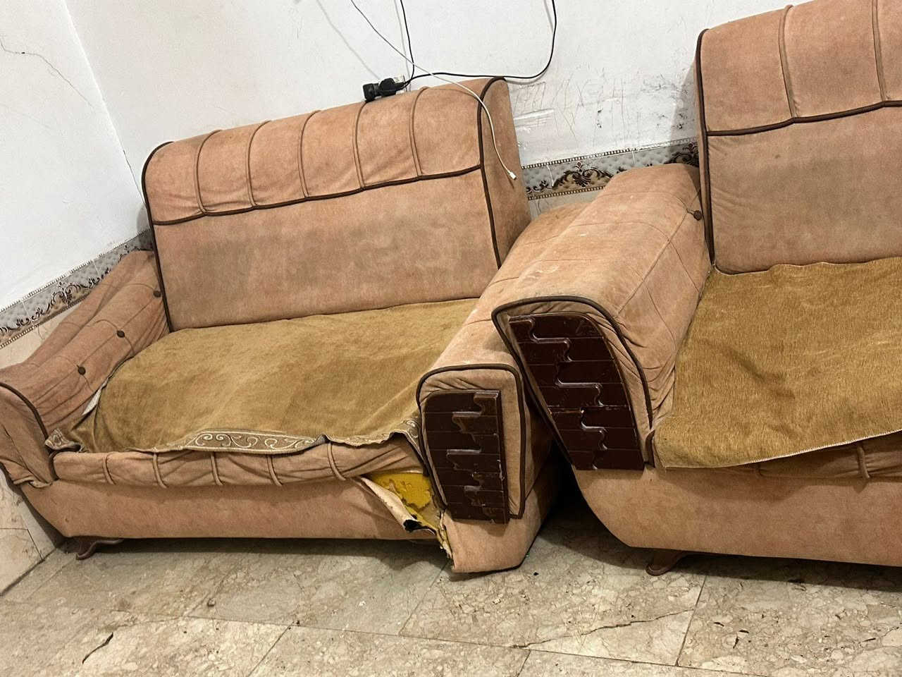 سلام عليكم تخم قنفات وكاونتر للبيع كاونتر بس وصله الي تحت بيه ضرر شويه للاستفسار الاتصال ع رقم *********** التالي
