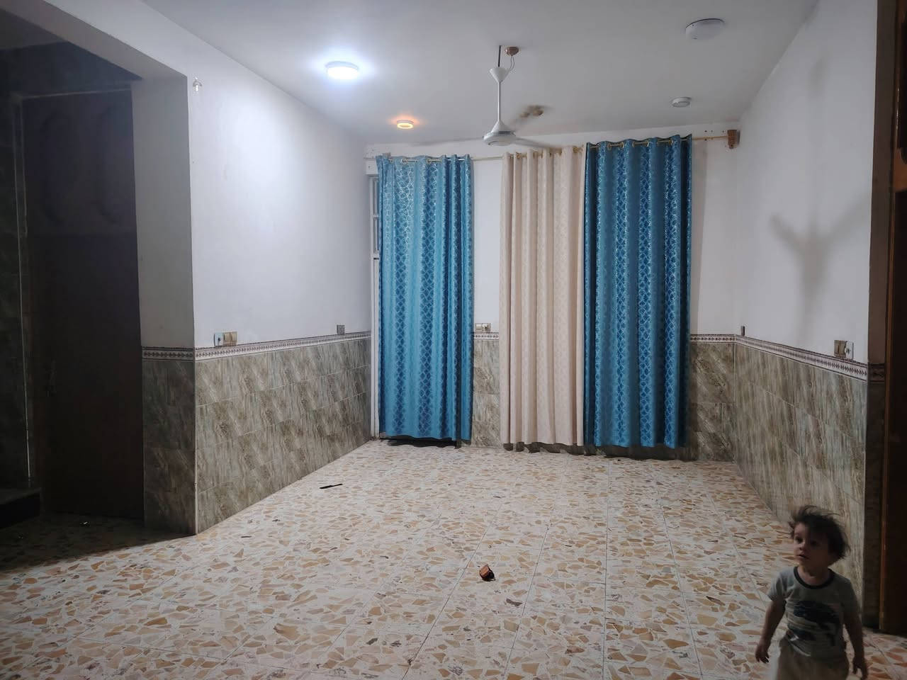 السلام عليكم دار لبيع مساح ٢٤٠ يحتوي على صاله و كندور و غرفتين نوم و مجمع صحيات عدد ٢ و الطابق الثاني يحتوي على غرفة النوم و مطبخ و هول و مجمع صحيات  ***********
