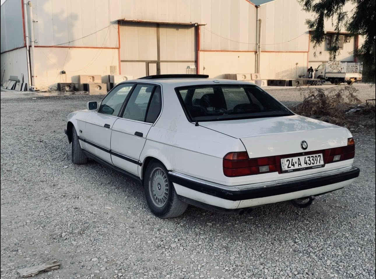 بي ام موديل 1993  حجم 730
رقم دهوك سنوية هزة كله جديد
شرط تحويل بنفس اليوم
تبريد شغال  سلايت+جامات كهرب
كشنات هيتر + كهربائي جلد
تخم تايرات وويل جديد
صدر امامي + خلفي جديد
السعر 60 ورقة ومجال 
مكان سليمانية - كلار 
رقم ‭0771 019 5222‬
