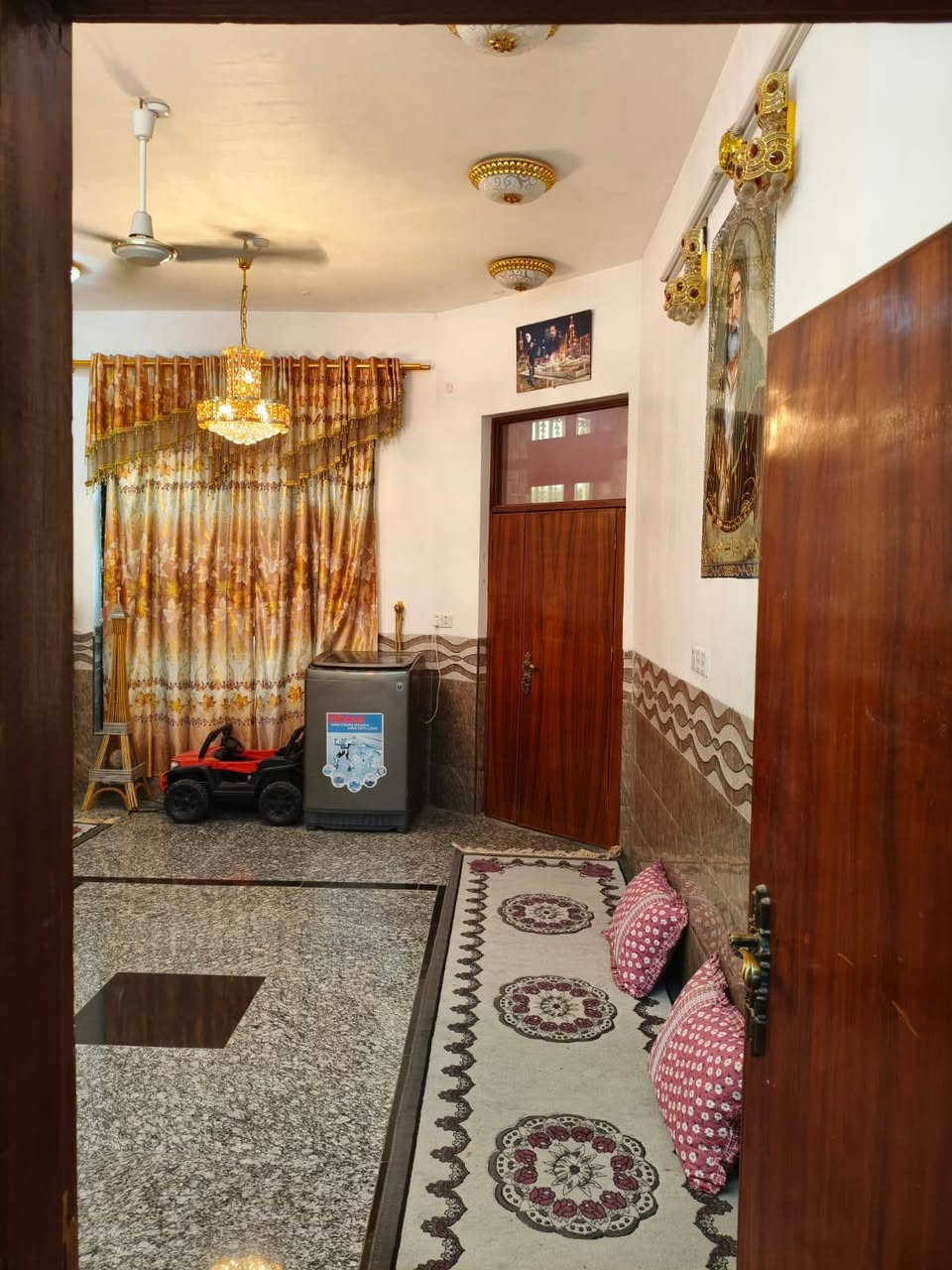 بيت للبيع م200
الديوانية حي الصدر الثاني خلف جامع الامام الحسين شارع الخباطات 
(الشارع صب)
البيت طابو صرف كونكريت مسلح ..غرفتين و صالة و استقبال و مطبخ و صحيات
للاستفسار على هذة الرقم :***********
