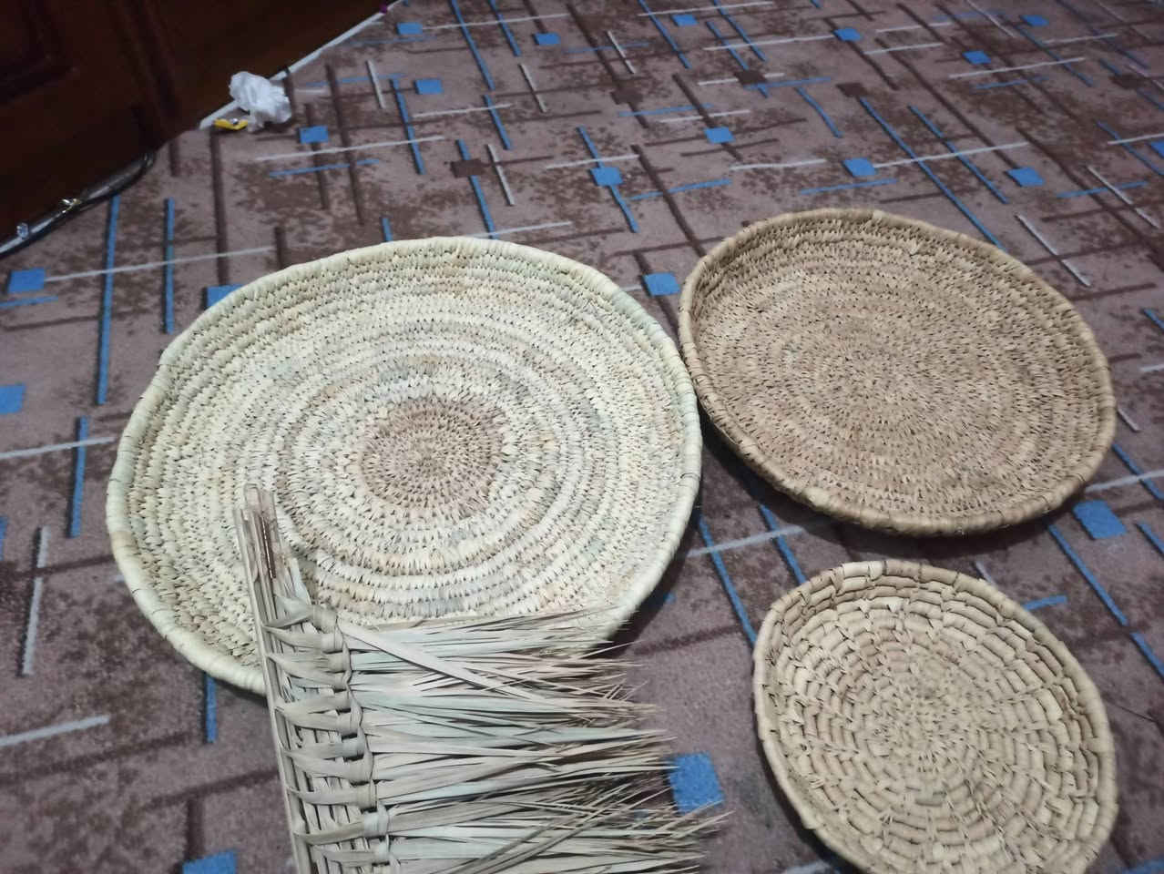 يوجد طبك ومكانيس وسفره المكان سوك الشيوخ 
***********
مراسله واتساب
