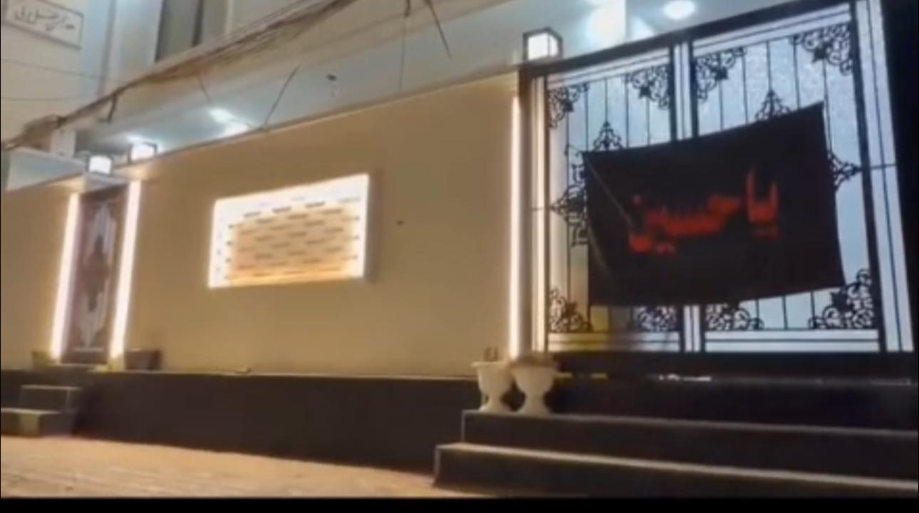 اللهم صلي على محمد وال محمد اخوان بيت للبيع بناء درجه اولى  المساحه 150 م يتحتوي ع 4 غرف نوم و4 صحيات وصاله عدد 2 ومطبخ عدد 2 واستقبال وبيتونه كبيره وسطح عدد 2 وحديقه ومنور البيت يباع مع الاثاث يصلح سكن اما حسينيه لزوار الموقع كربلاء نفق العباس قرب المحافظه اي  ستفسار ع واتساب ***********صور البيت والسعر
