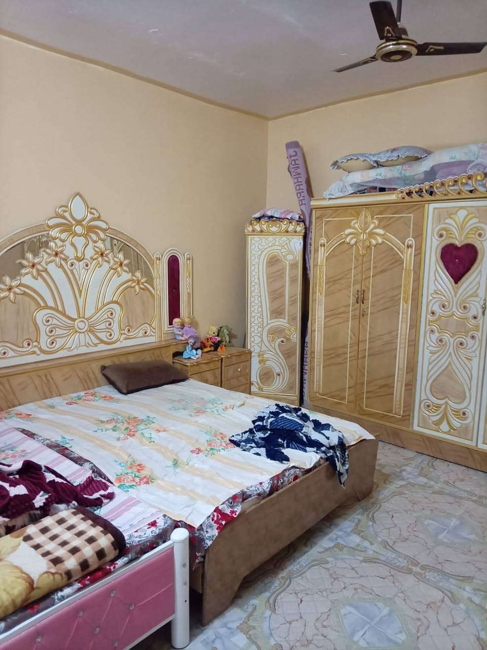 سلام عليكم دار البيع دار ١٠٠م مربع حي الرحمة الأولى العماره  خلف الشارع العام السعر مناسب رقم صاحب الدار ***********
