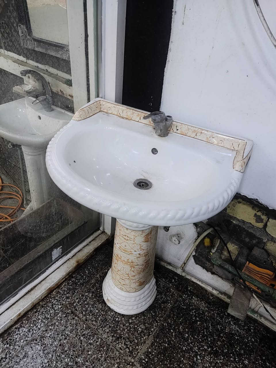 السلام عليكم مغسله نضيفه حجم كبير مكانه بخان الخضر السعر 23
***********
