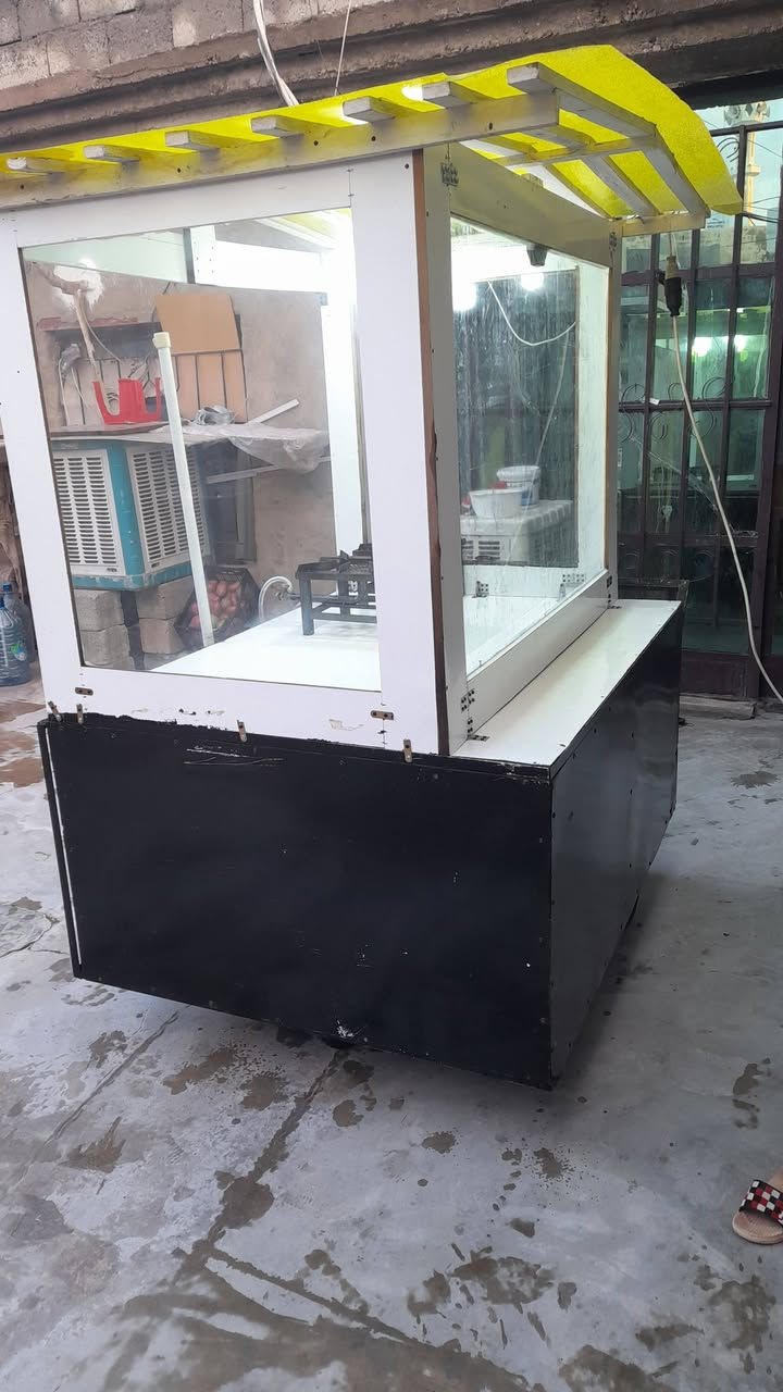 سلام عليكم 
عربانة نضيفة  متحركة  جام خانة  مال لفات 
وترهم لبلبي وغيرها من مشاريع تحتوي على مضلة شمسية كبيرة و طباخات بريمز اثنين 
اللبيع سعر ٣٥٠ الف وبية مجال بسيط 
مكاني فيلق
***********
