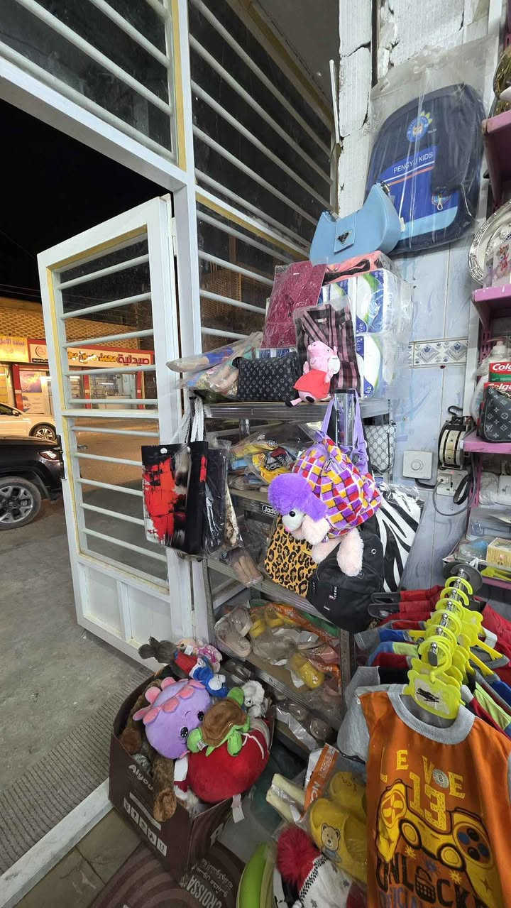 سلام عليكم محل للبيع كوزمتك وتجهيزات مدرسيه وملابس اطفال جاهز وكامل مسواك من ملابس قماصل ملاعيب اطفال  وتجهيزات مدرسيه كامله بيه هواي شغلات مامبينه بل تصوير بعدهي مامعروضه ورفوف ولميوزه ولجام خانه وحدهه كلفت مليونين للبيع العنوان نجف حي لنصر مهندسين شارع لسوك لاستفسار تصال عل الرقم (( ***********)) مامتواجد عل فيس النجف, العراق
