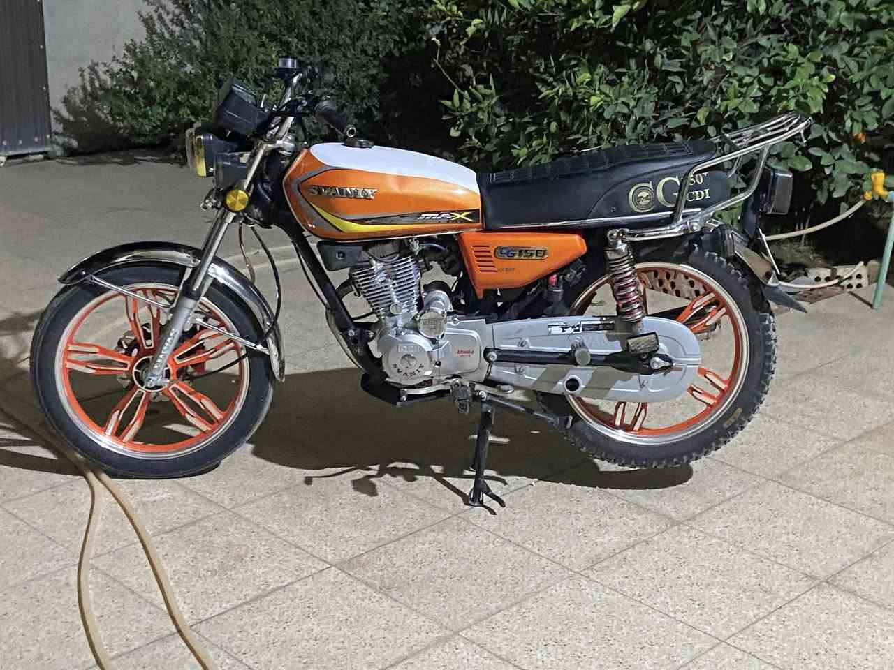 السلام عليكم سيفان 2023 شمالي مال اهل اربيل دراجه جديده مابيهه برغي نقص تخبل سلف هندر اشاير لايت بكلايت دراجه كامله من كلشي تايرات زوج جدد البارحه شادهن برغي مامفتوح بيهه تعال وگلب كلهه بلاديه اوراق كامله مكاني ديالى الخالص هبهب رقمي*********** 
السعر 580 وبيهه مجال اتصل وتدلل
