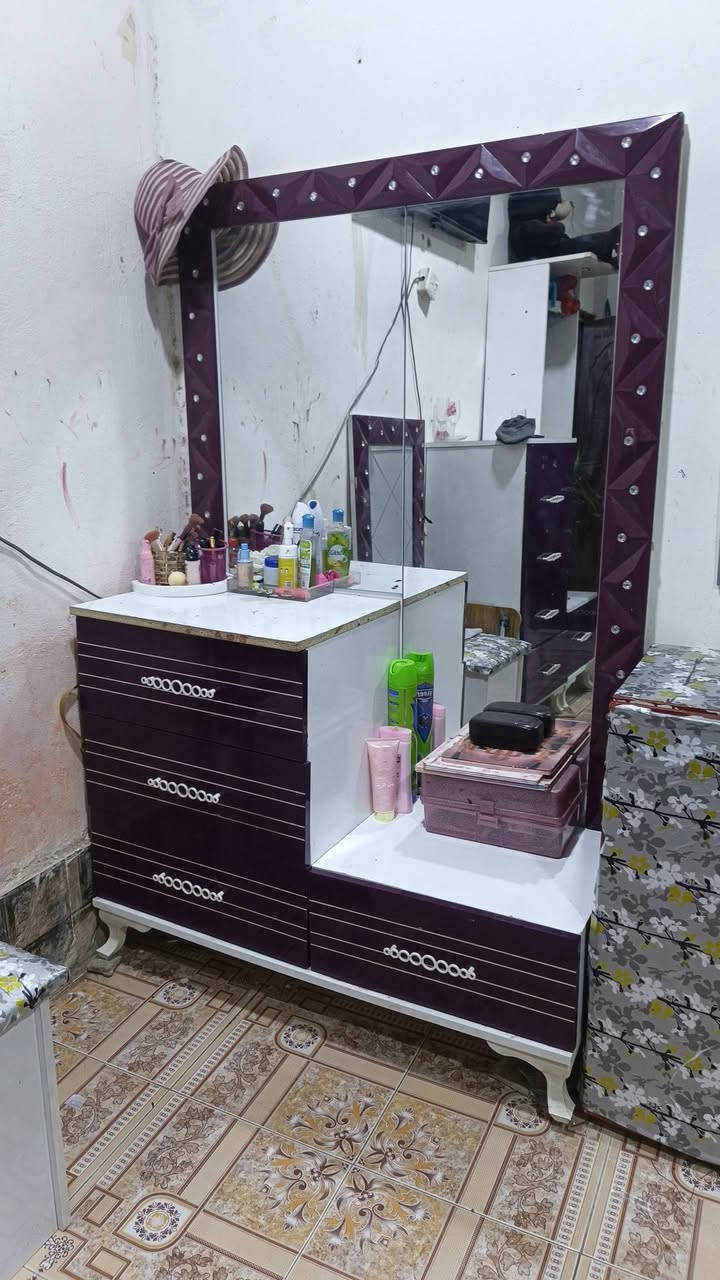 سلام عليكم غرفه تركيه  تسع قطع سعر ٤٥٠ لاتصال الرقم ***********
الجربايه كلشي نضيف بيه ما عدا الجربايه مثبيتنه من جوا طبوكات وحاطين حديداتها وخشب مخليله وثابته ابد ماطيح 
اما الكنتور دواخله كلهن سلامات ونضيف فقط من جوا طايحه الخشبه وخلينله طابوكه بس حتى لو ماتخلون يثبت 
وميز لمرايه نضيف والزاويه نضيفه كلش وياها مرايه طويل مفلتينه وموجوده والتابوت نضيف ولميز ابو اربع جرارات نضيف هم ومالت جربايه ليي منا ومنا نضيفات كلش بس احنه مفلتينهه لان ماكو ماكو لغرفه صعير ونضيفات كلش بس لي ذكرته
