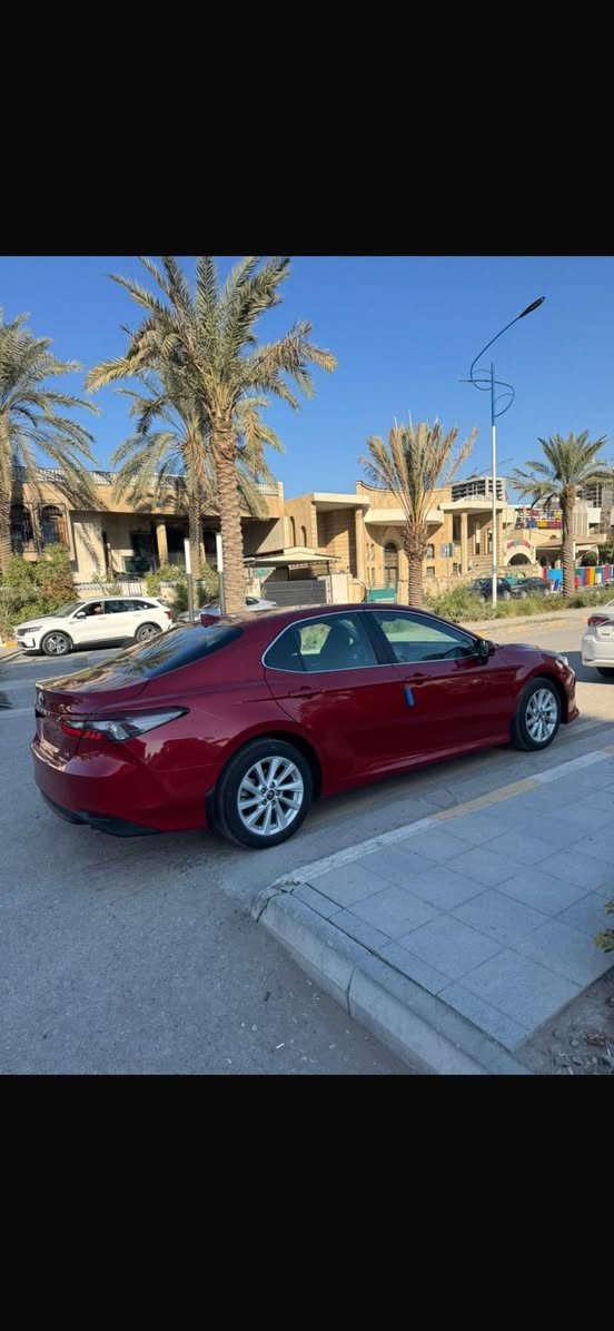 السلام عليكم كامري للبيع وارد امريكي حادثها بنيد صبغ فقط مرقم ماشيه ١٣ الف فئه السياره LE والسياره جاهزه اي نقص مابيها والسياره موجوده في منطقه اليرموك الاربع شوارع للاتصال ***********
