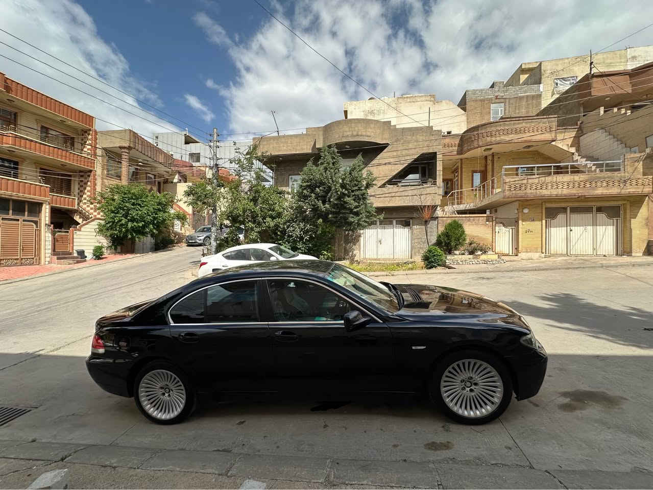 Bmw e65 745 V8 فول مواسه فات بەس سلایت نیە کوشن ١٢ حە رەکە سارد گەرم
٥ پەردە 
١٨ ئیرباگ 
زۆر مواسەفاتی تر 
سەیارەکە بەس ماشاللەی ئەوئت روبەرو زۆر لە رەسمەکە جوانترە 
ژم *********** 
موسو براوه نيه ساق ساق كؤدم كردوه به ناوي خؤمه وه يه باركوديشم وه رگرتوه السليمانية, العراق
