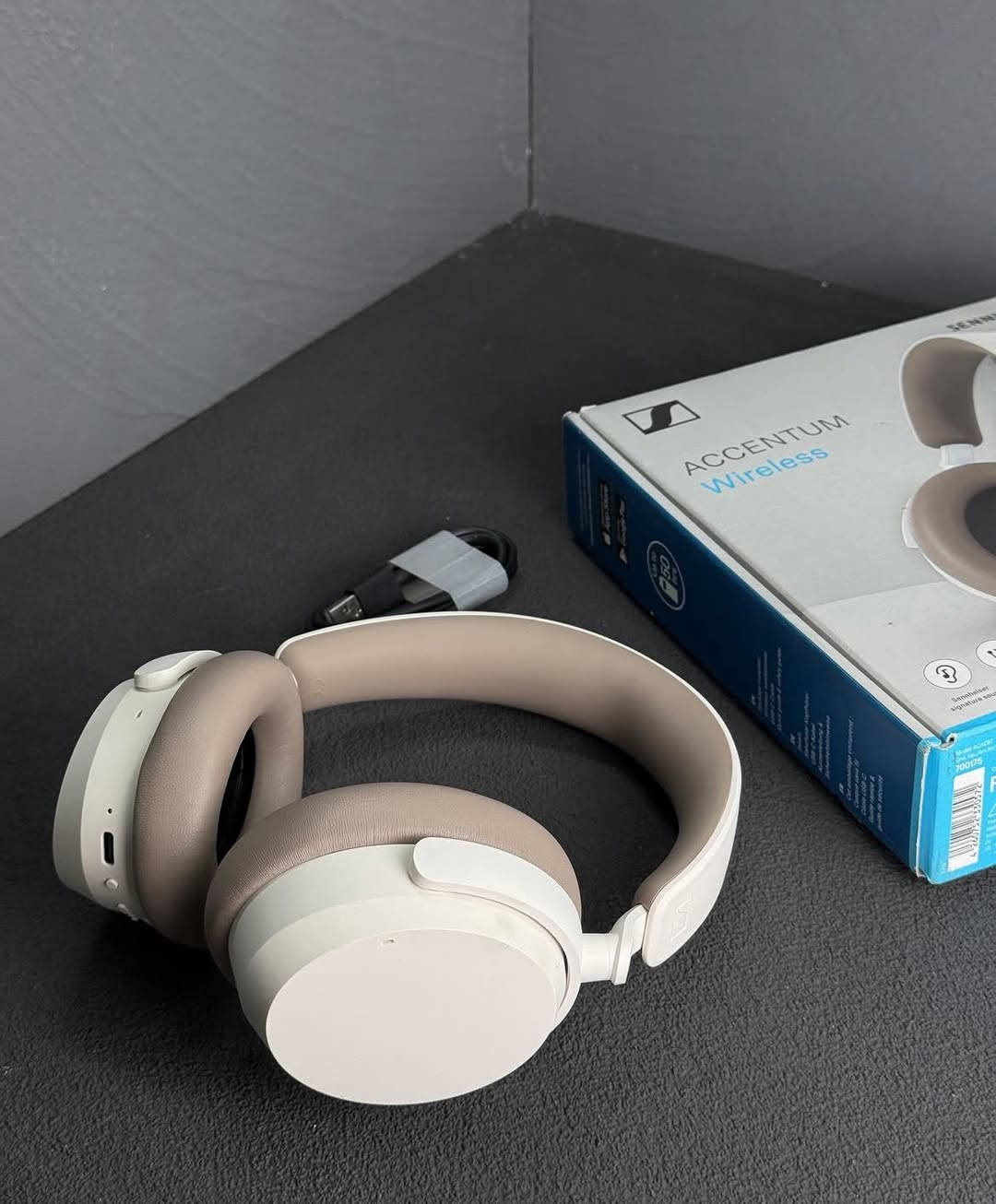 السلام عليكم

سماعات Sennheiser ACCENTUM Wireless
 • عمر بطارية مذهل يصل إلى 50 ساعة مع شحن سريع يكفي 5 ساعات بـ10 دقائق فقط
 • صوت غني وديناميكي بفضل محرّك 37 مم ووضوح عالي (<0.3% تشويه)
 • عزل ضوضاء Hybrid ANC و Transparency Mode للسماع المحيطي
 • اتصالات سلسة عبر Bluetooth 5.2 و Multipoint (جهازين في وقت واحد)، ودعم aptX HD
 • مكالمات واضحة بأداء ميكروفونات Beamforming مزدوجة
 • تصميم مريح وخفيف الوزن للارتداء الطويل، مع طيّ وإعادة بسهولة
 • تحكم كامل بالصوت والتخصيص عبر تطبيق Sennheiser (مؤثرات، EQ، أوضاع صوت)
 • شحن USB-C سريع واستخدام سلكي عند الحاج


**إذا كنت صاحب هذا الإعلان وتريد حذفه لأي سبب، رجاءا أرسل رسالة إلى الدعم الفني**