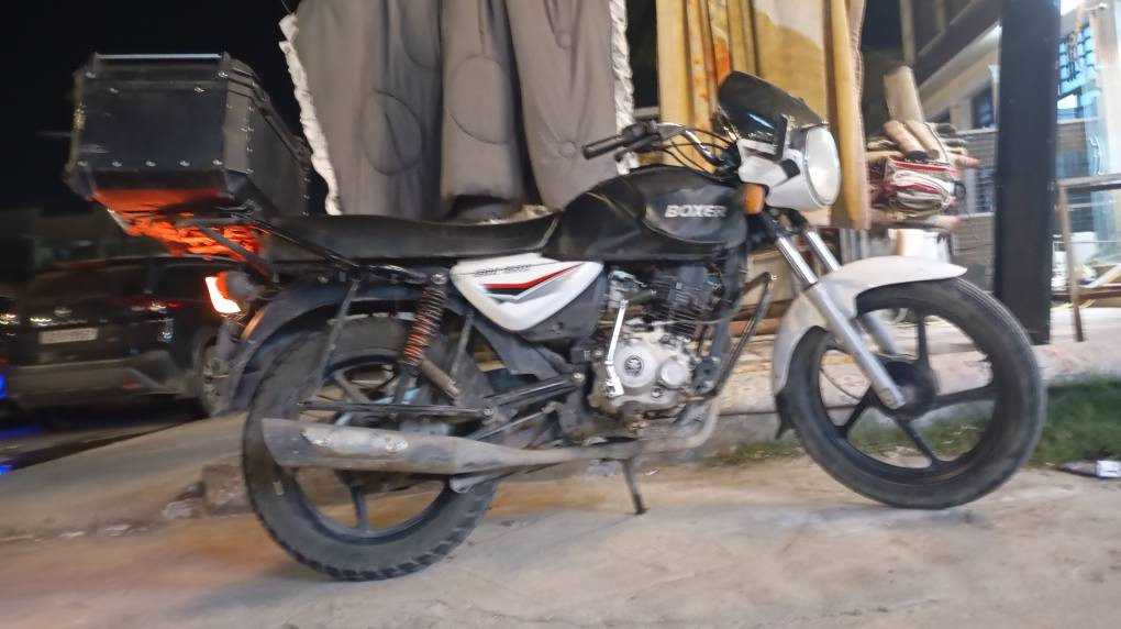 دراجة بوكسر كلاسك مرقمة نظيفة جدا على ايدي ماخذها للدوام روحة ورجعة مو للشغل 
تفيد للشغل الدلفري نظافه فول
تحويل رقم ثاني يوم 
المكان - بغداد - حي الجامعة 
للتواصل: *********** بغداد, العراق
