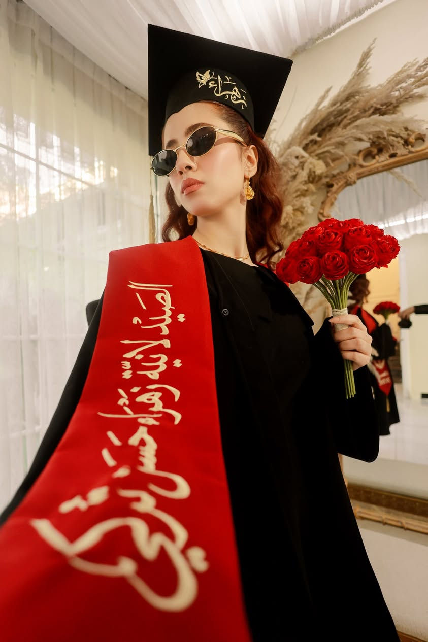 🎓✨ جلسات تصوير التخرج في ستوديو مريم ✨🎓
نوثّق أجمل لحظات التخرج بصور احترافية وذكريات تبقى مدى العمر.

📸 المصور صهيب المشهداني
📍 ستوديو مريم
📞 ***********

⚠️ تنويه مهم:
ستوديو مريم ليس لدينا أي فرع آخر، والفرع الوحيد لخدمتكم هو ستوديو مريم.

أهلاً وسهلاً بكم، ونتمنى أن نشارككم فرحة النجاح والتخرج. 🎓🌹
