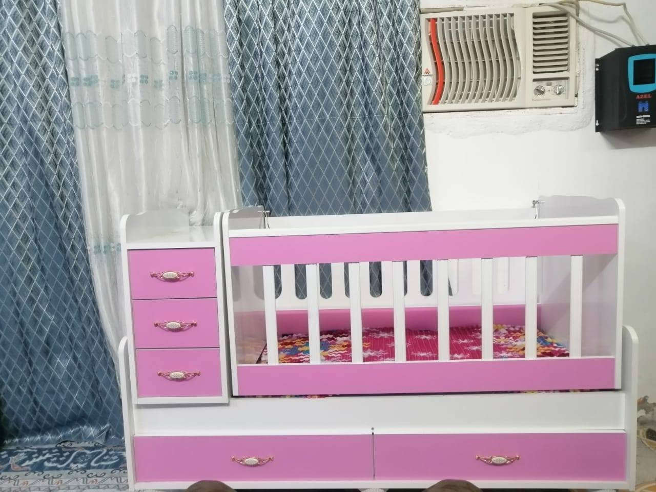 سرير اطفال جديد قليل الستعمال وسعر مناسب 
لستفسار ***********
