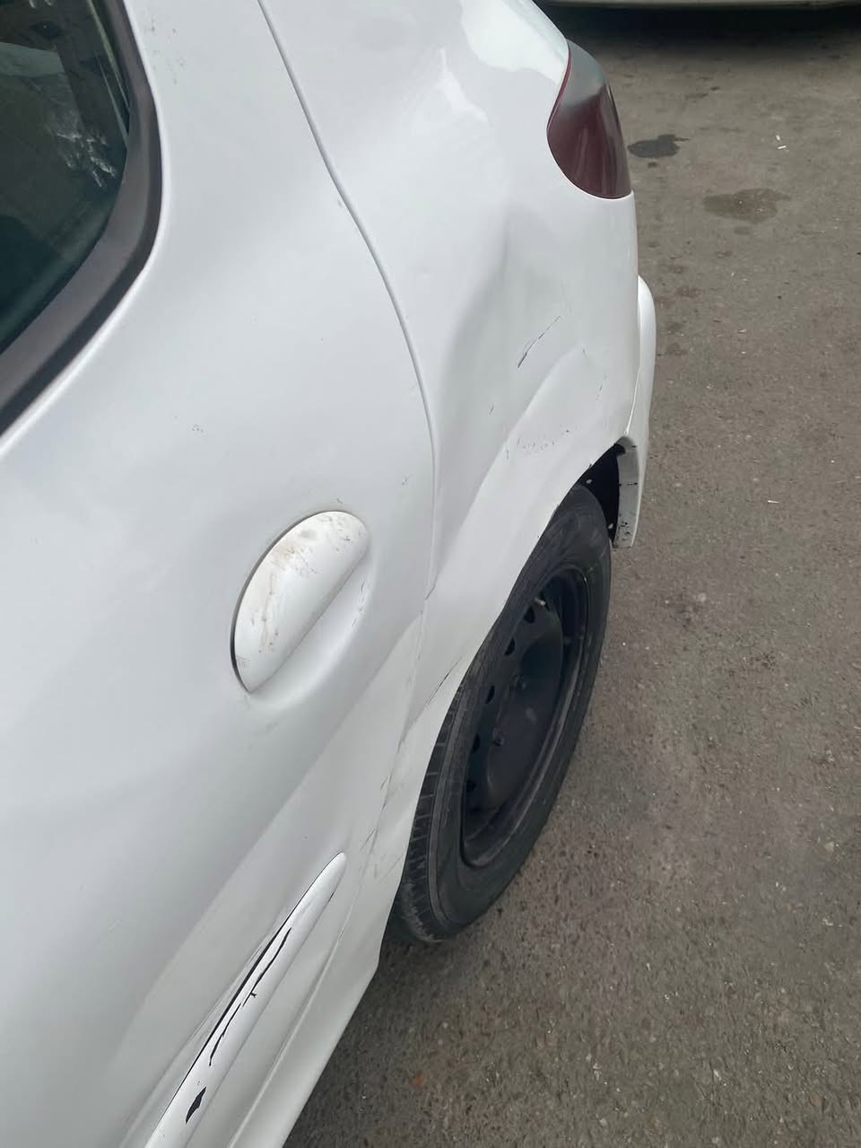 ٢٠٦+٢٠١٢ سيارة مكينة كير كلج جديد بس مشكلة بيهة الدشبول طافي والله ماعندي مجال اوديهة سعر ٣٧ورقة *********** بدون صبغ بس جاملغ امامي مصبوغ والجاملغ الخلفي بي طعجة يحتاجلة بارد
