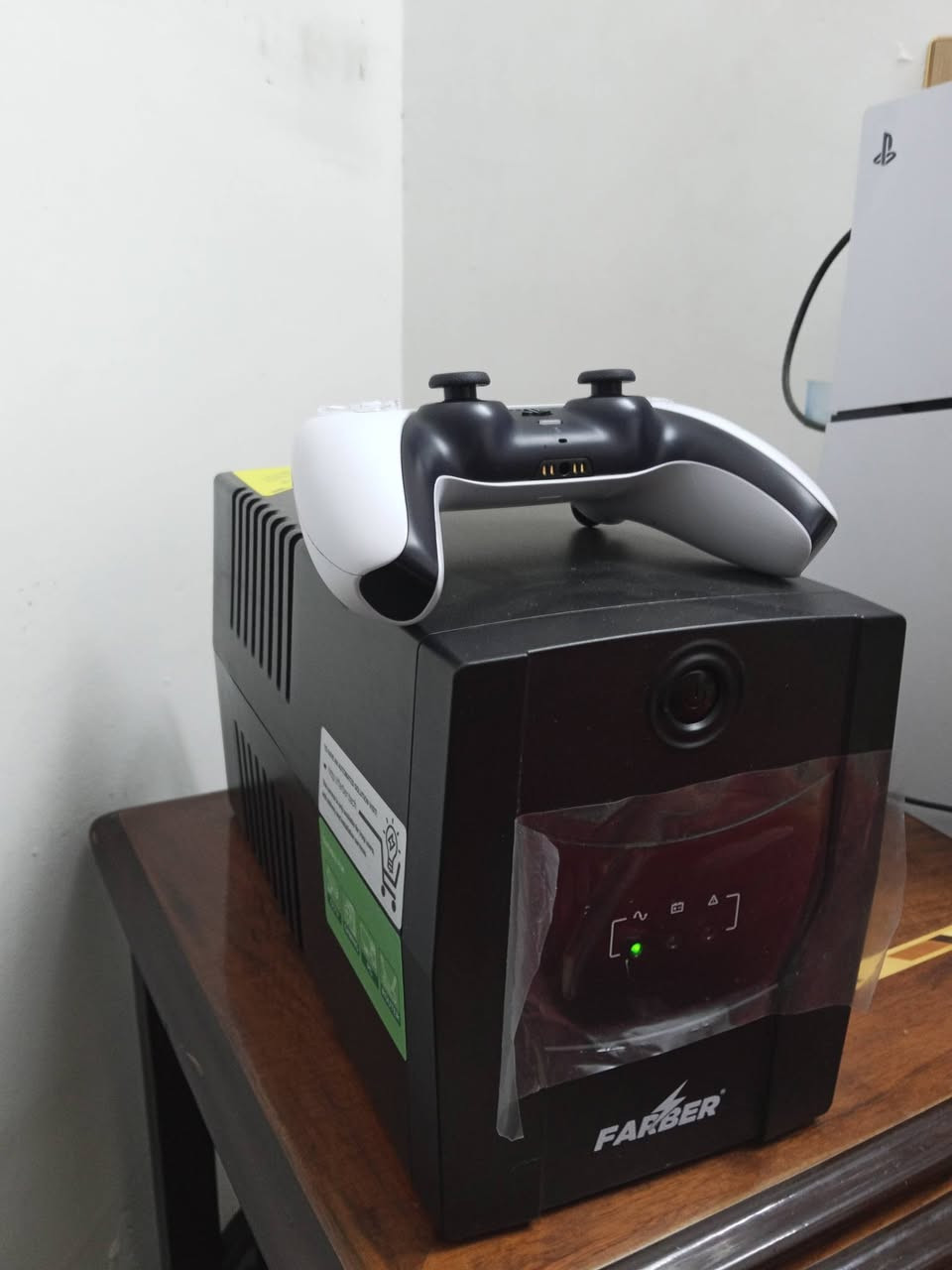 للبيع: PlayStation 5 Slim نظافة تامة
الحالة:  جديد فتح كارتونه استخدام اقل الشهر وبكامل ملحقاته الأصلية ويه الكارتونه.
 المواصفات والمميزات:
 * الموديل: PS5 Slim بمدخل أقراص.
 * المساحة التخزينية: 1 تيرا بايت (1TB SSD).
 * الملحقات:
   * يدة تحكم DualSense الأصلية مال جهاز (بيضاء) بحالة ممتازة.
   * جميع الكابلات الأصلية (Power, HDMI, USB).
   * الكرتون الأصلي متوفر وجديد.
 * إضافة مميزة: متوفر مع الجهاز UPS ماركة Farber (موديل 1500VA/720W) للحماية من انقطاع التيار الكهربائي المفاجئ وضمان سلامة الجهاز. السعر 750 الف وبي مجال بسيط
***********
