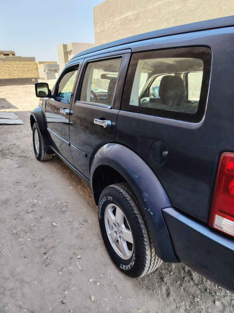 السلام عليكم
دوج نيترو 2008 
رقم بغداد الدولي باسمي 
ميكنه سته سلندر 3700 جديد مال كصه 
تو ويل وليس فور ويل
حداديه جديده 
تبريده خير من الله 
السياره مكفوله من الضربة والصبغ
 بيه جراد بالبنيد والقماره 
موضح بالصور 
السعر : 90 وبيه مجال 
مكان السياره بابل 
للتواصل: ***********
