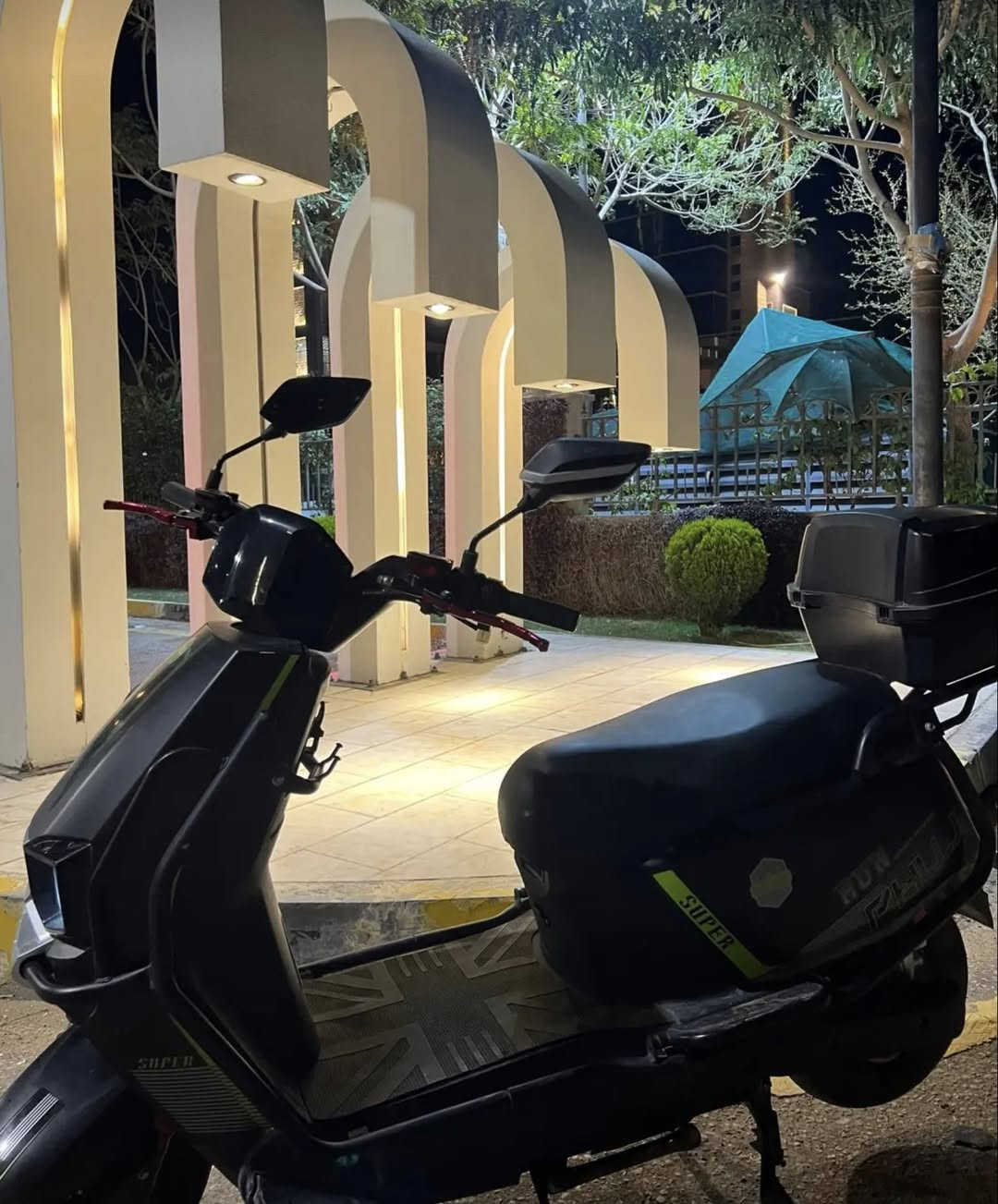 من رخصة الادمن السلام عليكم
⸻

🔥 للبيع دراجة شحن نوع سكنس بحالة ممتازة 🔥

📍 الموقع: كربلاء – جامعة الزهراء

الدراجة استعمال خفيف جدًا (من المدرسة إلى البيت فقط)، نظيفة ومهتم بيها وتستاهل المعاينة.

⚙️ المواصفات:
• إنارة وأشاير LED قوية جدًا (إضاءة واضحة ومميزة بالليل)
• السرعة: 75 – 80 كم/س عن تجربة
• عدد البطاريات: 6 بطاريات
• 32 أمبير
• ملف بحجم كبير جدًا (عزم قوي وأداء ممتاز)
• وتر بوف
• منفذ USB
• منفذ شحن جوال
• نظام رجوع للخلف (R) + نضام P بارك للوقوف الثابت 
دبل ستاند خلف وصفح
• مساحات خزن عدد 2 تحت الكشن (أمام + خلف، بحجم كبير)
• عدد 2 بصمة
• نظام صيانة/تصليح
• شاشة ديجيتال تعرض الأعطال
• بلوتوث + دمام قوي
• 4 نمر
• بريكات هيدروليك (كبح قوي وثابت)
• دبلات (ثبات وتحمل أفضل)

✨ بالإضافة إلى مواصفات هواي ماينعدن بعد

💯 الدراجة جاهزة بالكامل ولا تحتاج أي مصروف

💰 السعر: 800 وبيها مجال

👀 المعاينة على الطبيعة خير دليل

📞 التواصل خاص


**إذا كنت صاحب هذا الإعلان وتريد حذفه لأي سبب، رجاءا أرسل رسالة إلى الدعم الفني**