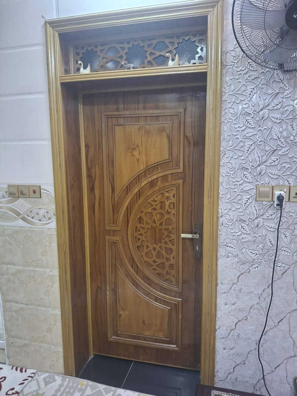 بسم الله الرحمن الرحيم اللهم صل على محمد وال محمد  دار للبيع 100م طابقين بناء حديث طابوق يحتوي على ثلاث غرف نوم وصالتين واستقبال ومطبخ وثلاث صحيات يتوفر جميع الخدمات ماء مجاري كهرباء شارع عرض ٨م تبليط الموقع كربلاء المقدسة حي العباس الفرع الثالث عمود ١٣ قرب مولدة علاء للاستفسار الاتصال على صاحب الدار سيد مصطفى الصافي *********** طابو زراعي ٢٥ اقرار قاضي
