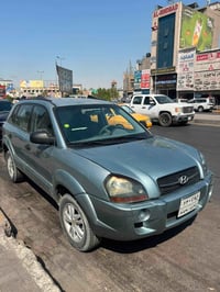 توسان ٢٠٠٩ خليجي بس بنيد صبغ سياره حلوه ونظيفه وجاهزه مكينه ٢٠٠٠ خير م...