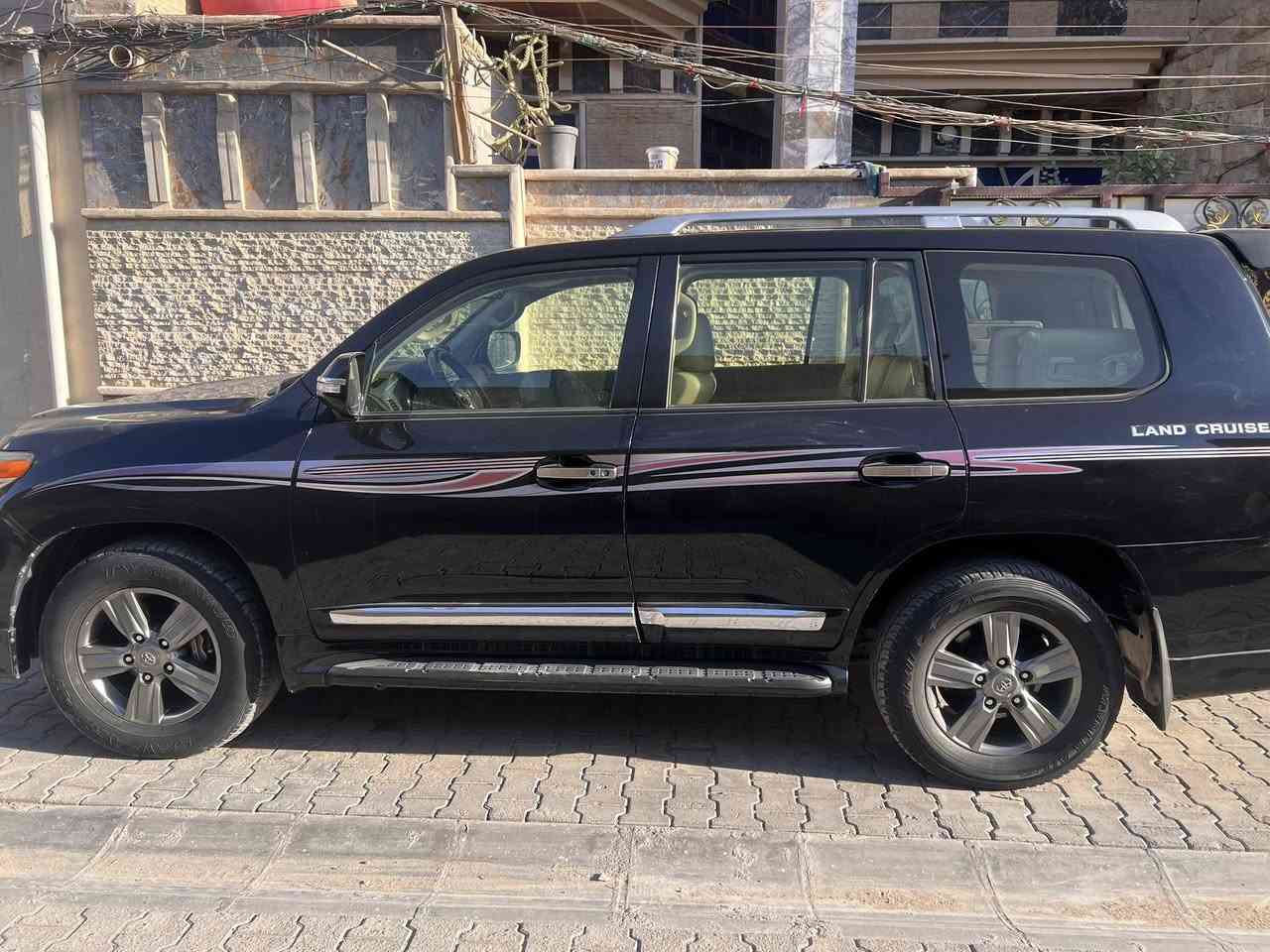 السلام عليكم ورحمة الله
سيارة تويوتا لاندكروزر 2013
اللون اسود 
‏Gx.r  v6
170,000km
فول مواصفات بريم
اخوان ما يحتاج اذكر مواصفاته لان معروفة فول مواصفات 
السيارة كافلة من الصبغ والتبديل والحادث 
السيارة كفالة عامة فقط بارد بالباب الخلفي عكس السايق 
ورصعة بالباب الصندوق 
رقم بغداد باسمي الشخصي 
سعرها 360 ورقة وبيها مجال ان شاءالله 
عنواني بغداد الشعلة 
للاستفسار اكثر
***********
***********
