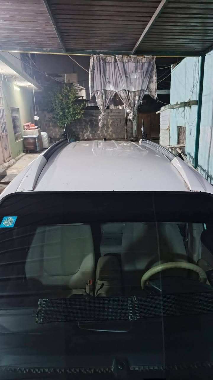 سلام عليكم سياره كيا روندو 2007لون ابيض مكينه سته سلندر 2700 السياره بيه بس دوسات صبغ ولباقي مكفول كفاله عامه تبريد قطعتين ثلج لايتات زنون سياره شادله شاشه  مكينه وكير وحداديه مكفوله تخم تاير جديد السعر 108وبيه مجال حك الجيه مكان السياره كربلاء رقم ***********
