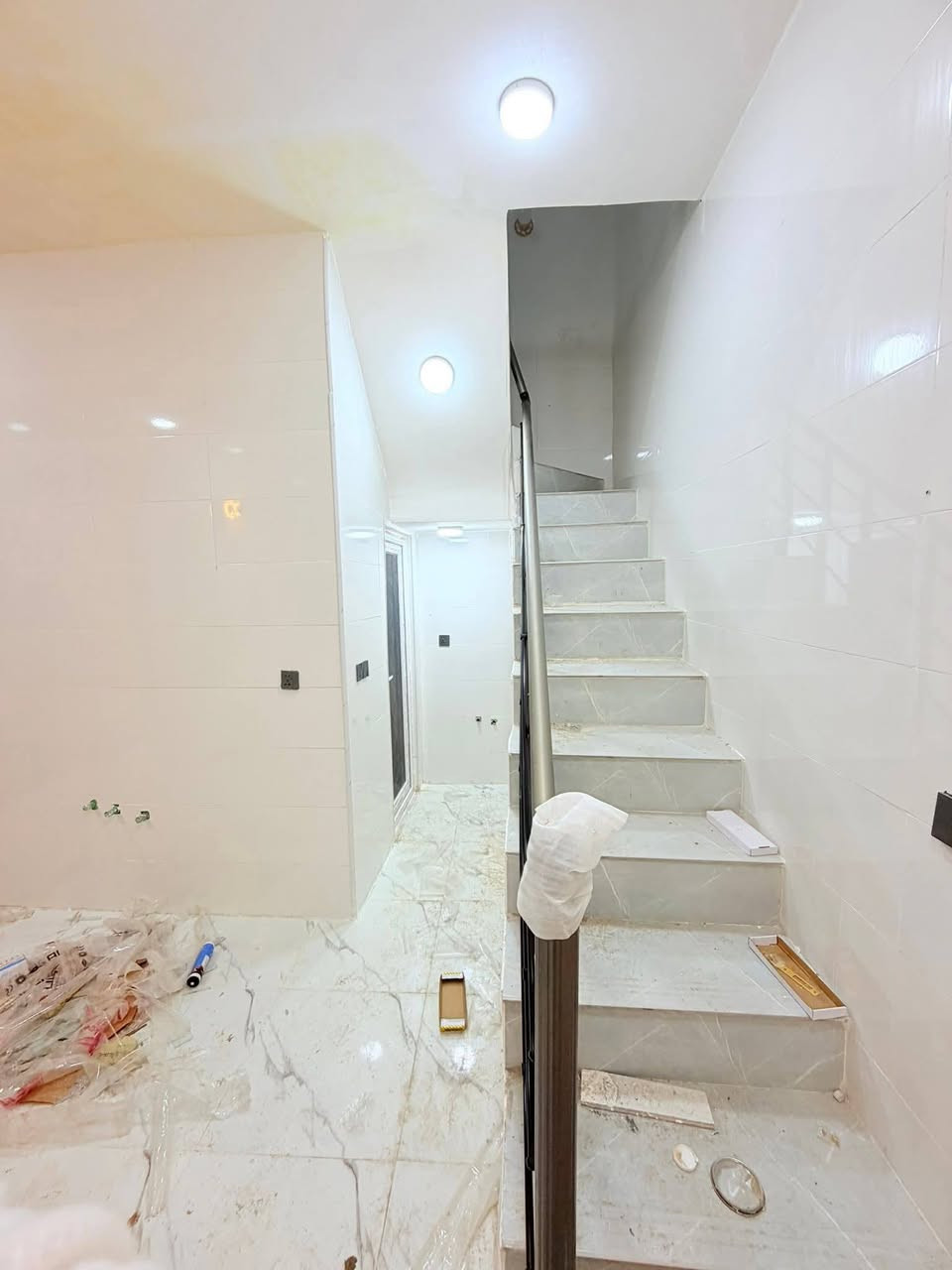 المساحه 80 متر  
💰 السعر: 28 مليون (قابل للتفاوض)
🏗️ البناء: طابوق  جمهوري
🏠 الأساس والسقف: صب كونكريت مركزي 

مواصفات البيت:
✅ غرفة نوم 1 🛏️
✅ أستقبال 
✅ صالة 🛋️
✅ مطبخ 🍽️
✅ صحيات 🚿

الخدمات المتوفرة:
🔹 ماء 💧
🔹 كهرباء ⚡
🔹 شوارع مبلطة 14 متر  🚗
🔹 مدارس قريبة 🏫
🔹أنترنيت ضوئي 
🔹 خط مولده 
📍 الموقع: النجف – حي ميسان، شارع الزوار 
خلف سكلة الكرعاوي
📜 طابو زراعي (إقرار محكمة)

📞 للتواصل: ***********

(ملاحضة ) متوفر لدينا كافة المساحات والدور  ألسكنية وعرصات 
وأراضي زراعيه
