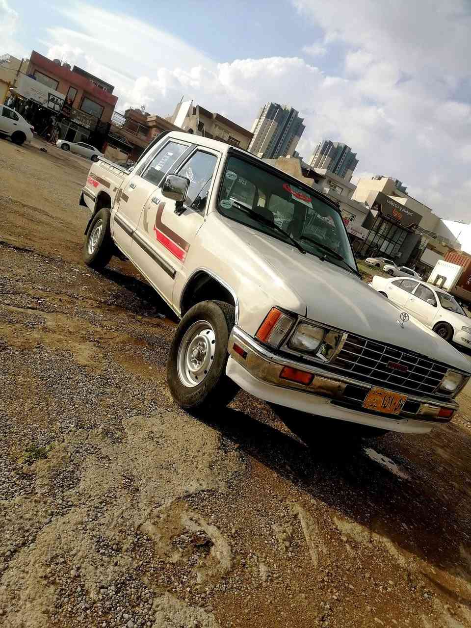 تۆیۆتا 1987  
 مەکینە سێ وای  بێ دوکەڵ   زۆر مەزبوتە ماشاڵا سەوتی نەرم و خۆشە  شەش  گێڕ   گێڕو مەکینە و عکسل   بێ عەیب شان و سەقفی  جوان   پێش و ناو بەتانەی جوان  کارەبایی هەمووی ئیش ئەکات  ئاڕمی پلاستیکی سلێمانییە ناوی زۆر جوان بە رگه دەرگاو داشوڵی  لەسلێمایم  ژمارەی مۆبایل  ***********  نرخی  33 گه ڵا ئەدمین😍
