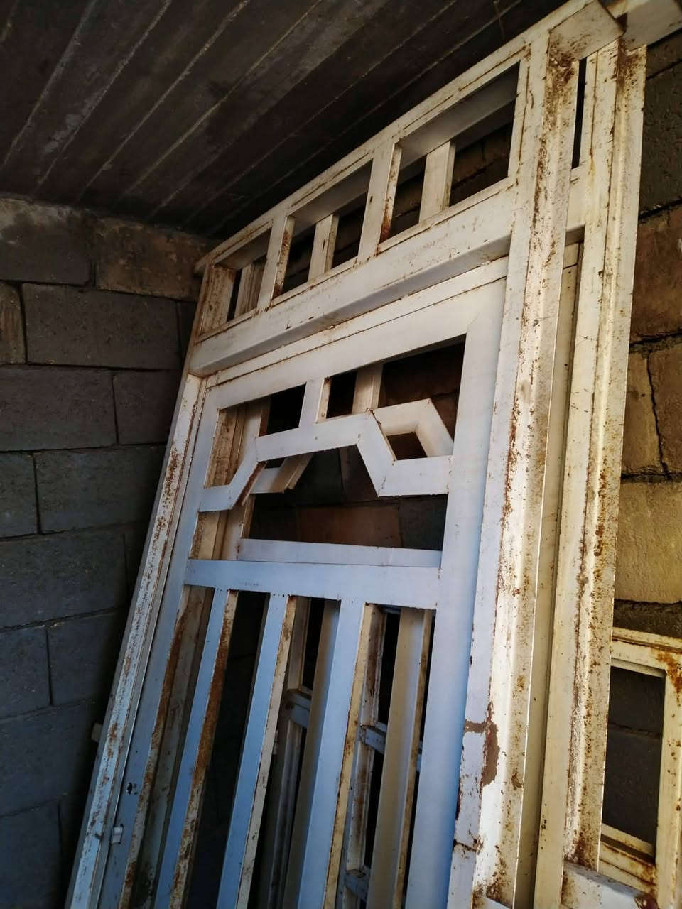 باب حديد ابو الكتيبه عدد 2 + شباك عدد واحد .. للبيع ***********
