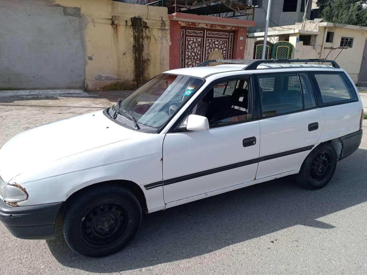 سيارة للبيع استرا موديل 93العنوان موصل جانب الايسر حي صدام الرقم ***********
