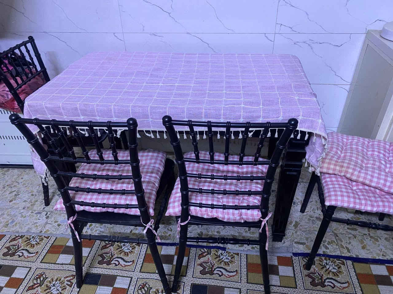 اثاث جدأ نضيف
تخم تركي 7 مقعد 
كرسي هزاز أصلي 
ميز طعام كراسي عاج والميز خشب أصلي 
طبله وسطيه تركي أصلي


**إذا كنت صاحب هذا الإعلان وتريد حذفه لأي سبب، رجاءا أرسل رسالة إلى الدعم الفني**