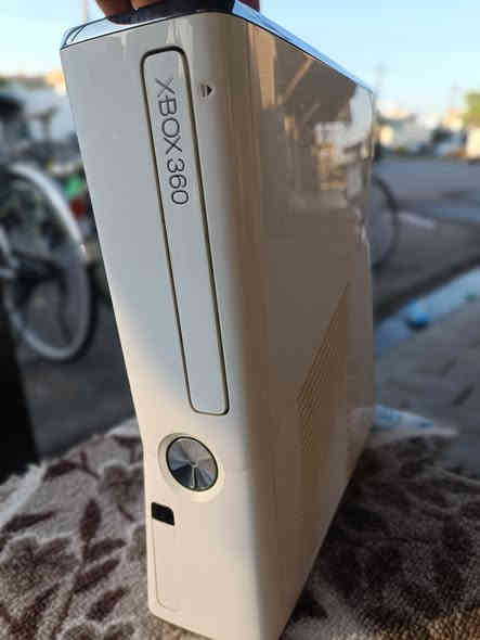 عرض نهاية العالم 🔥
للبيع اكس بوكس 360 باندل جديد بعدة ممفتوح اوربي ويا 4 يدات اصلي وحت مكان قرص شغال وهارد مالة 320g كل هذا ب 110 للأتصال *********** 
للعلم سعر اليدة الوحدة 20 الف واني مطيك 4 يدات
