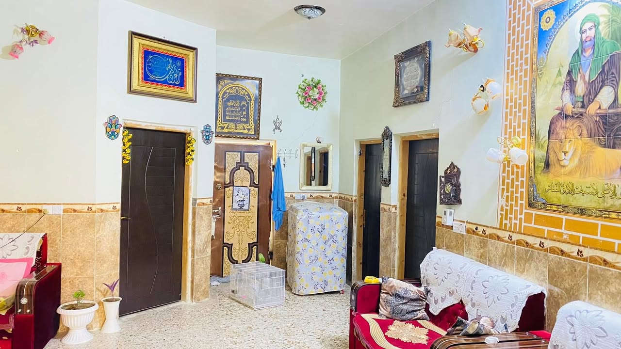 سلام عليكم دار للبيع مساحه 275) طابو صرف يحتوي على ٣ غرف نوم ومطبخ  صحيات داخل وخارج استقبال خرجي طابقين عنوان قرب مصرف رشيد الولايه ***********
