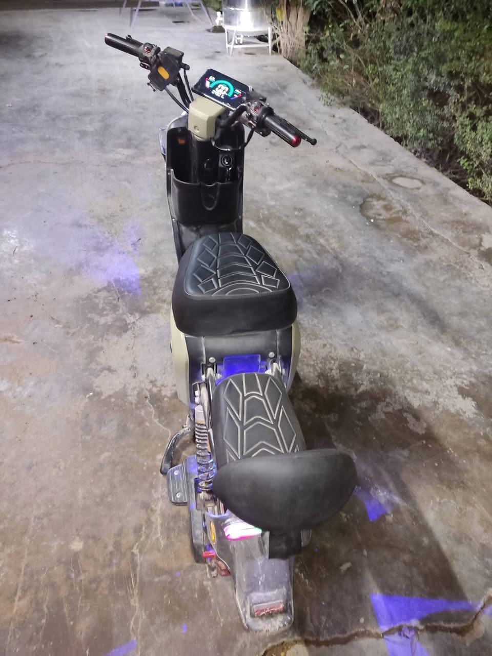 دراجة شحن R9-2025
مواصفاتة معروفة 

اربع سرعات 

نظام الـPark 

يرجع ليورة R

اربع اشاير 

خمسة بطاريات الكبار 

كاملة الملحقات المرايات و البايدر و الشاحنة الاصلية مالتهة 
 
بس بيهة نقص الزنجيل و البطيخه ينرادلهة تبديل 

السعر 350 وبيهة مجال اذا شراي 

العنوان بغداد حي البتول شارع الطاقة قرب الجسر الفرنسي


**إذا كنت صاحب هذا الإعلان وتريد حذفه لأي سبب، رجاءا أرسل رسالة إلى الدعم الفني**