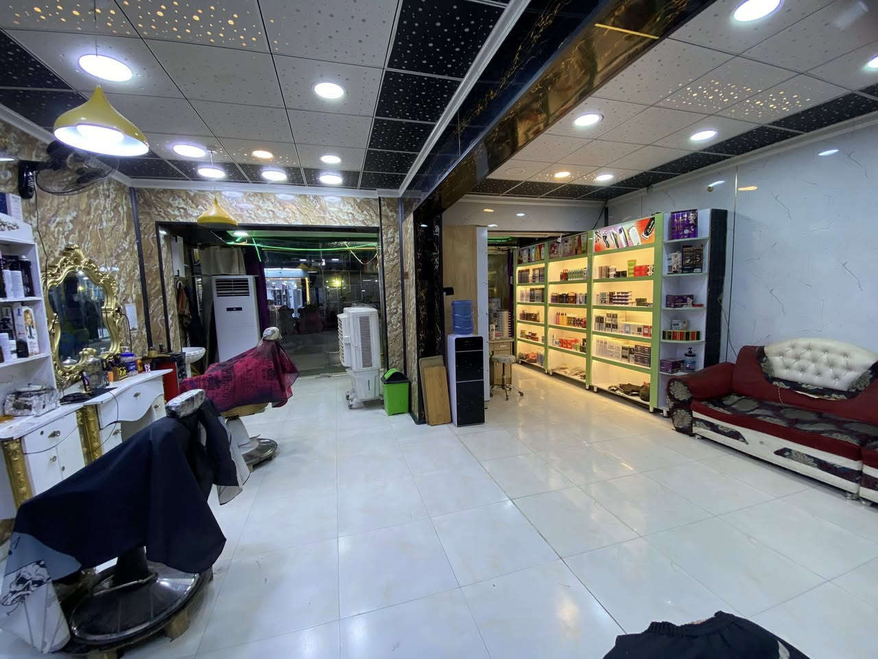 سلام عليكم محل حلاقه معروض للبيع
ينباع فارغ هوه وديكور وأرضيه وكهربائيات وجام . وينباع هوه والغراض حسب رغبه المشتري
سبب لبيع لعدم التفرغ
عنوان : ناحيه الحريه _ داخل السوق الجديد 
***********
