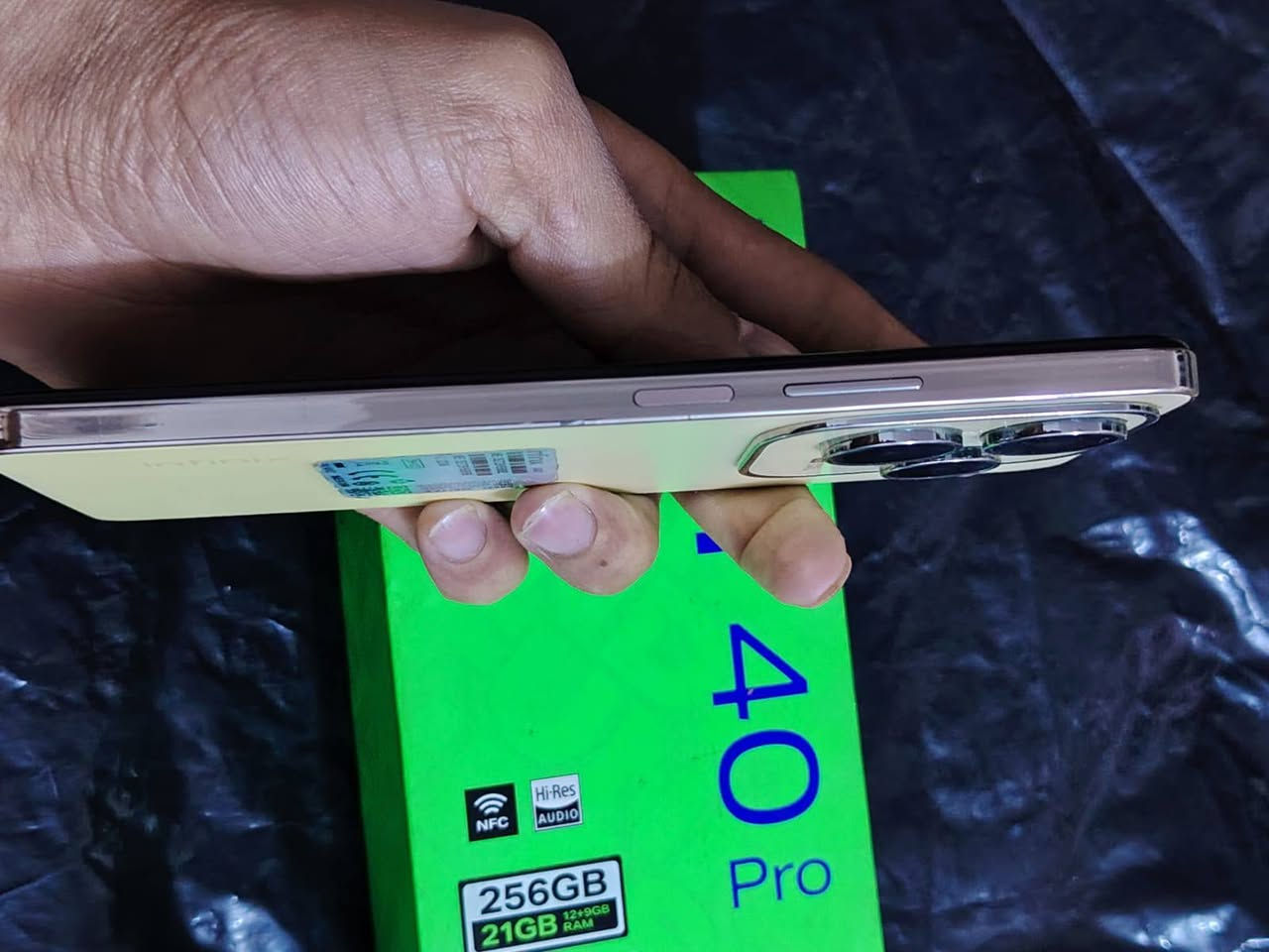 سلام عليكم جهاز إنفينيكس هوت 40 برو (Infinix Hot 40 Pro) بشاشة IPS LCD بحجم 6.78 بوصة ودقة FHD+ بمعدل تحديث 120 هرتز، ومعالج MediaTek Helio G99 القوي للألعاب. يأتي الهاتف بذاكرة تخزين 256 جيجابايت ورام 8 جيجابايت، كاميرا رئيسية بدقة 108 ميجابكسل، وبطارية 5000 مللي أمبير مع شحن سريع 33 واط.
جهاز نضيف كلش ومامفتوح ابد العنوان ديوانية السعر خاص


**إذا كنت صاحب هذا الإعلان وتريد حذفه لأي سبب، رجاءا أرسل رسالة إلى الدعم الفني**