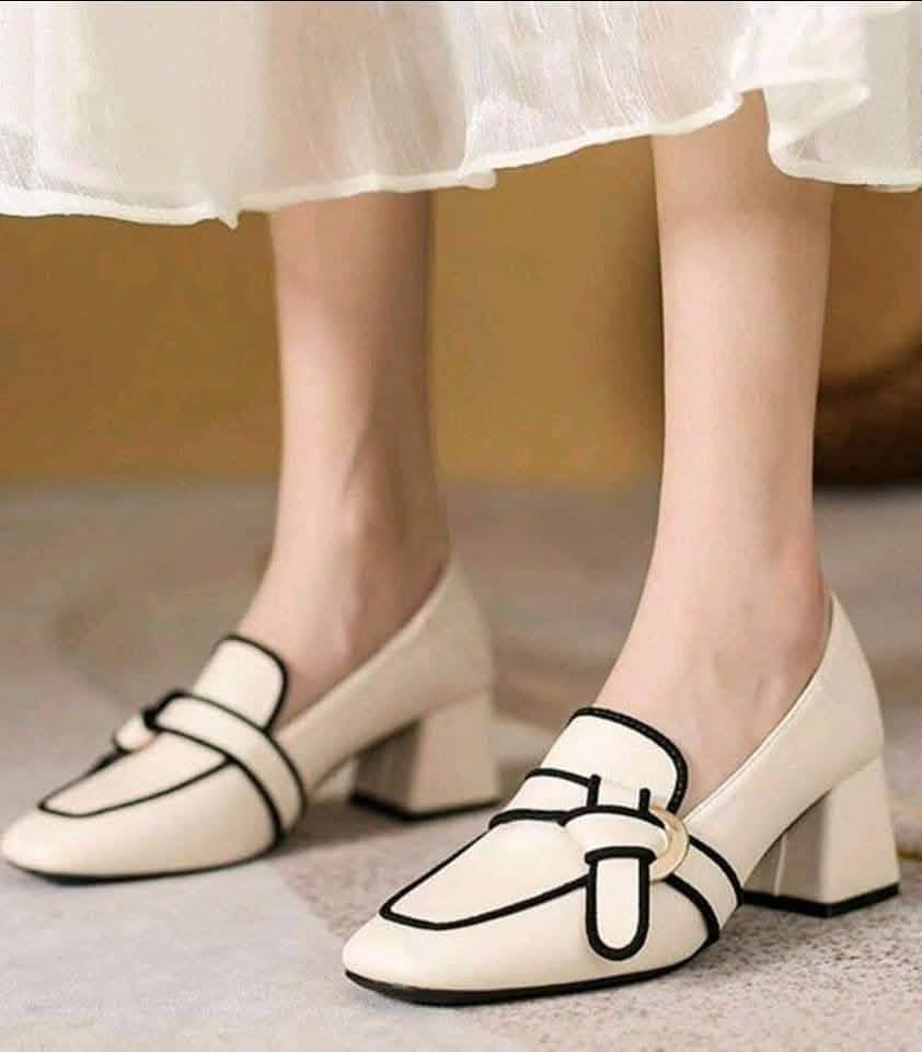 ✨ كوليكشن "أناقة بلا حدود" وصل الآن! ✨
​لأنكِ تستحقين التميز في كل خطوة، جمعنا لكِ تشكيلة من الأحذية الراقية التي تجمع بين الراحة المطلقة والتصاميم العالمية. 👠
​سواء كنتِ تبحثين عن إطلالة رسمية للمكتب، أو لمسة فخمة لمناسباتكِ الخاصة، مجموعتنا الجديدة توفر لكِ:
​تنوع مذهل: من أحذية "الفلات" المريحة إلى الكعب المتوسط الأنيق.
​خامات فاخرة: جلود لامعة، شمواه، وتفاصيل من التويد والكريستال.
​ألوان عصرية: الأحمر الجريء، الأسود الملكي، النيود الهادئ، والأزرق السماوي.
​لمسات مميزة: إكسسوارات ذهبية وكريستالية تضفي بريقاً خاصاً على قدميكِ.
​✅ متوفر بمقاسات مختلفة لتناسب الجميع.
✅ توصيل سريع لجميع المحافظات.
​💡 كيف تحصلين على السعر؟
​لمعرفة السعر علق بـ "تم" ليصلك باقي التفاصيل والسعر تلقائياً عبر الرسائل! 📩
​(لا تنسي الإعجاب بالصفحة لمتابعة كل جديد في عالم الموضة!)
​#موضة #أحذية_نسائية #شياكة #كوليكشن_جديد #تسوق_أونلاين #أناقة_أنثوية


**إذا كنت صاحب هذا الإعلان وتريد حذفه لأي سبب، رجاءا أرسل رسالة إلى الدعم الفني**