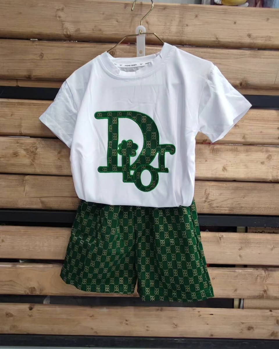 تراك من براند DIOR🔥خامة قطنية درجه أولى🤍.
السعر: 10,000 الاف 
القياسات: من سنة ونص الى 4 سنوات.
🚚 يتوفر توصيل لجميع محافظات العراق 5,000 الاف.🤍✨
📍 عنوان المحل: بغداد - الراشدية - حي القدس🤍.
📲 التواصل على الارقام واتس آب أو راسل الصفحة 🤍.
*********** 📞
*********** 📞
