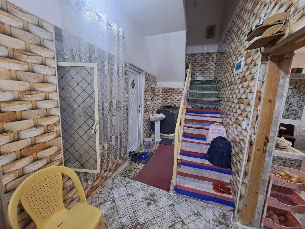 سلام عليكم بيت مساحه ١٠٠ واجهة ١٠ النزال ١٠ منطقة سويب زراعي كاع حجي عماد يحتوي على غرفتين نوم وصاله و خدمات السعر ٦٣ وبي مجال اتصال على أرقام اسيا *********** اثير ***********
