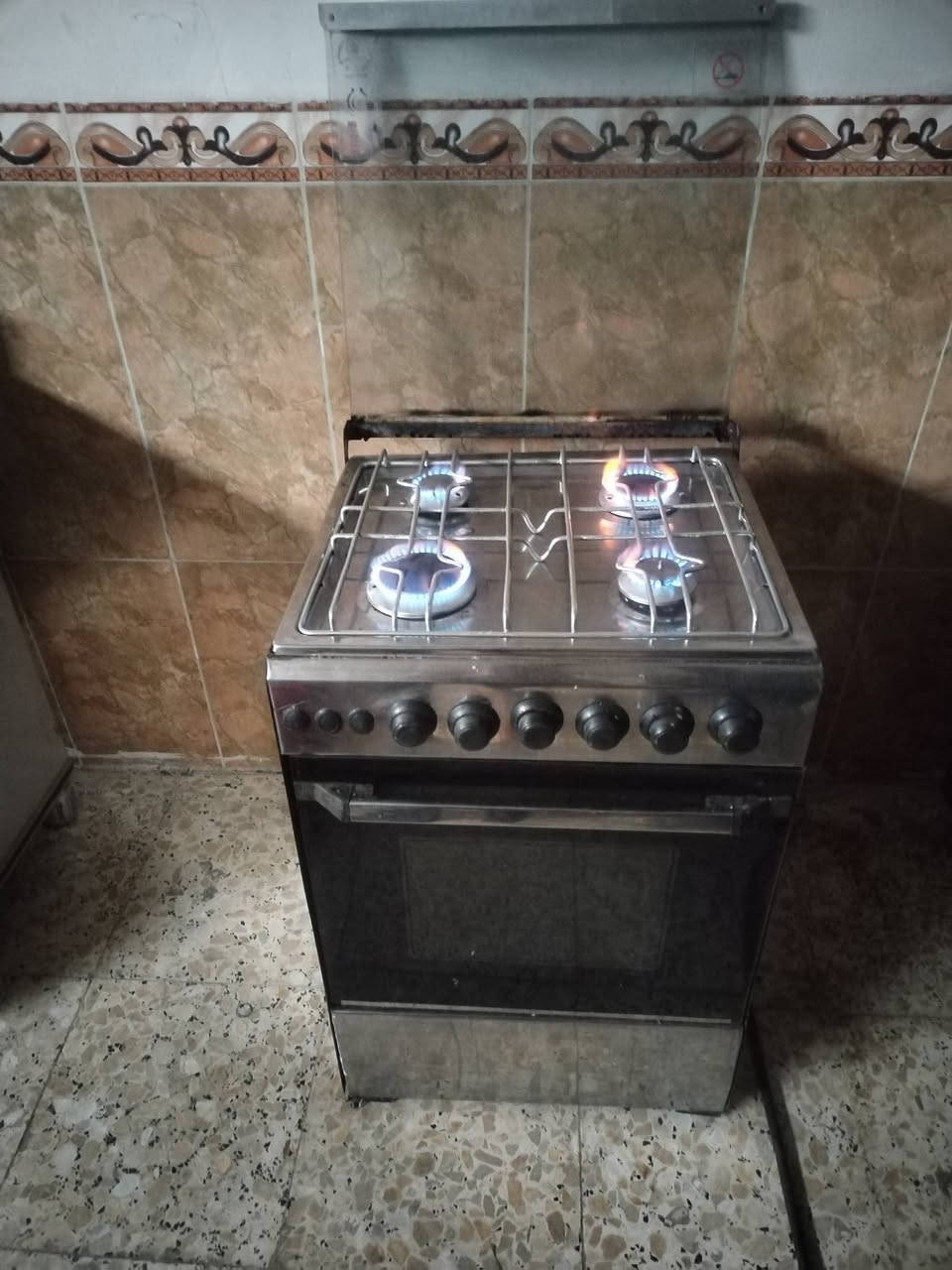 طباخ اربع مشاعل نضيفه مابيه شي شغاله كامله البيع سعره ب 60 ولي شراي يتصل ع رقم او يراسل وتساب ***********
