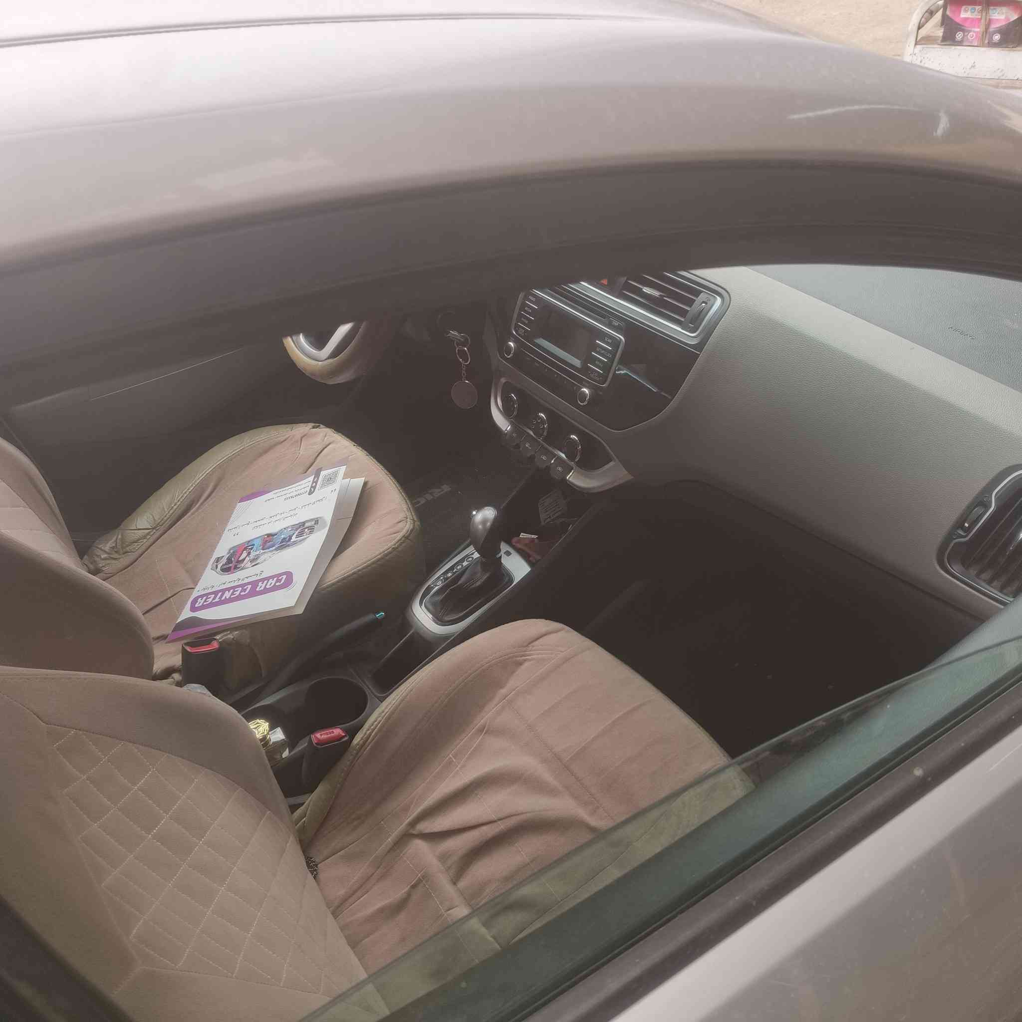 السلام عليكم من رخصه الادمن كيا ريو للبيع السياره محرك وكير مكفول والسونارمرفق بالصور *********** السعر ٧٧ ورقه
