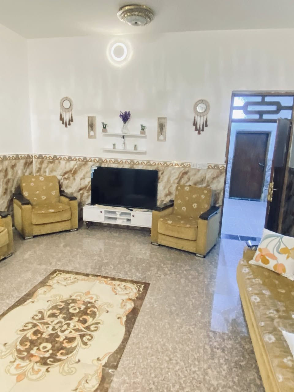 دار 🏠 سكن طابو صرف للبيع
المساحه ٢٠٠ متر
واجهية ١٠ و نزال ٢٠ 
طابق واحد بناء 🔨 بلوك بحالة جيدة بناء عام ٢٠١٧
يتكون من غرفتين نوم وصالة واستقبال ومطبخ ومنور وكراج وصحيات داخلية وخارجية 
موقع جيد جدا 
قضاء الصويرة حي الاسرى مقابل سكلة حجي شامل خلفة المنتزة الجديد قريب على الشارع التجاري كلش بس تدخل الفرع يصير كبالك البيت 
متوفر كافة الخدمات ماء 🚿 اساله و كهرباء ⚡️ وتبليط
السعر مناسب يرهم مراوس حسب القناعة ***********
