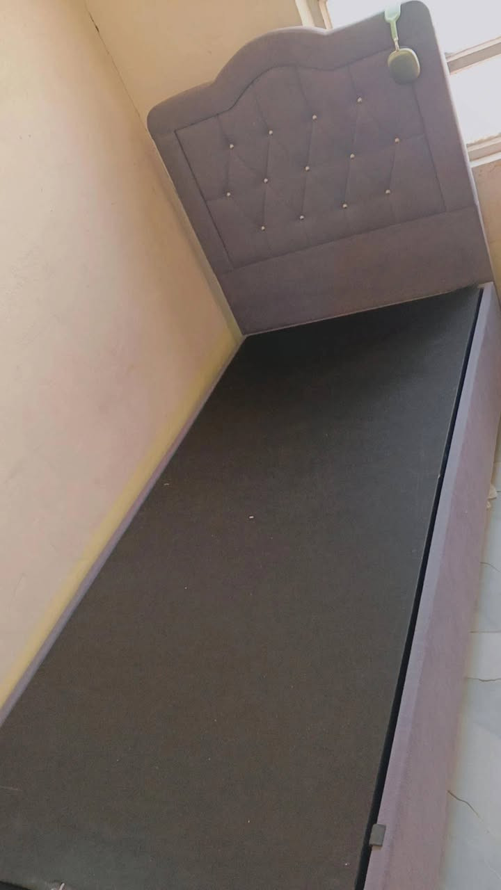سرير ابو نفر داخله مخزن
نظيف جدا استخدام فقط 10 ايام
شاشه سمارت حجم 43 نظيفه 
للتواصل خاص او الاتصال
*********** بيه واتساب
