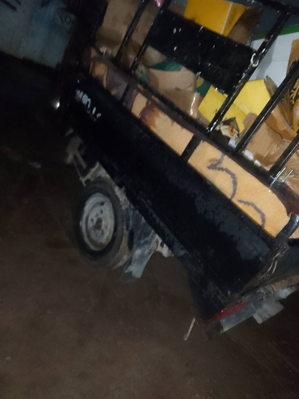 السلام عليكم ستوته للبيع 2014 ستوته مكفوله كفاله عامه شاصي الشرط ماكينه شرط السعر 650 وبي مجال قليل حك الجيه***********
