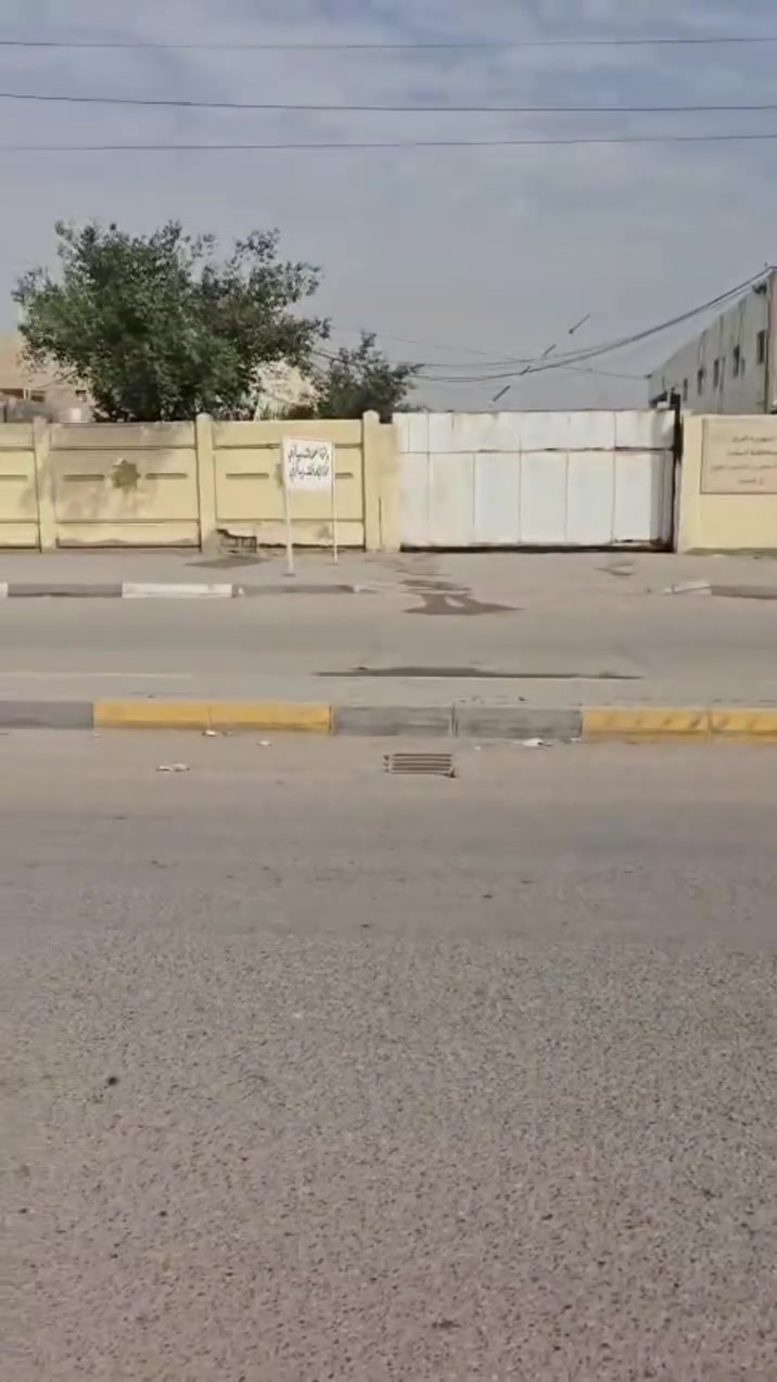 السلام عليكم بيت حواسم البيع البيت بي غرفتين ومطابخ حار بارد وصحيات ثنين وبي ممر مخزن وبي حوش جبير 
مكاني اول لاين عشارع البيت حتى سدره نبك بي *********** السعر 7 سبع ملايين
