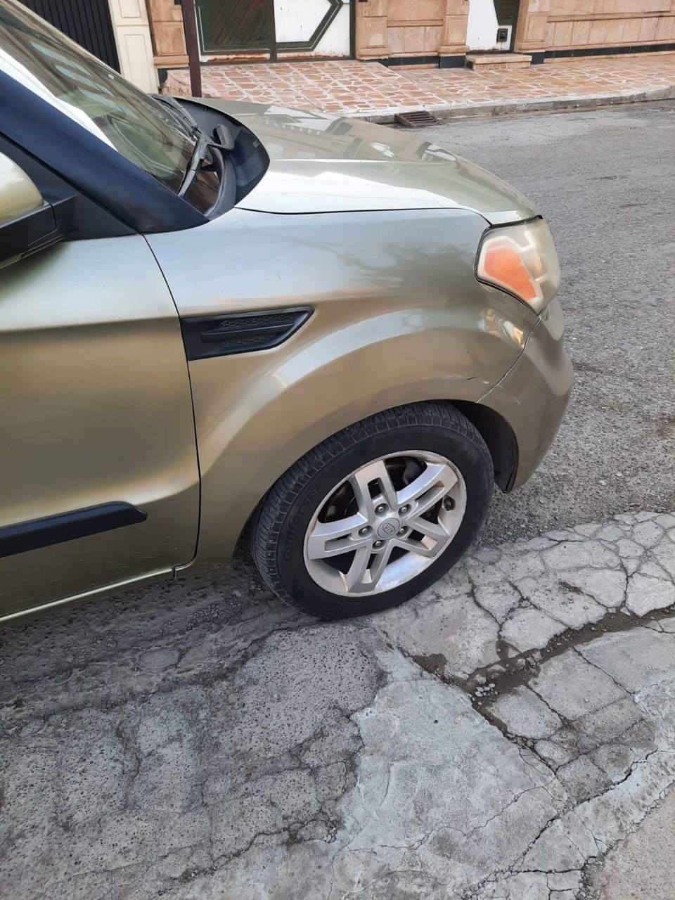 سيارة كيا سول موديل ٢٠١٠  اللون فستقي  بيها جزء من الجاملو الامامي الايمن صبغ وكما موضح بالصور سيارة نظيفة ومابيها نقص وباسمي الرقم الانكليزي الجديد السعر (٨٨) ورقةة
رقم الموبايل ***********
