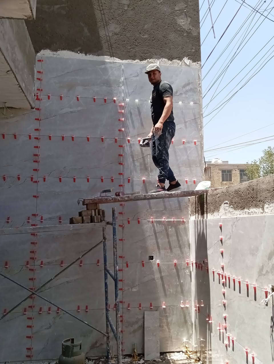 خلفات عمل تطبيك كافة السيراميك وأرضيات الكاشي والمرمر والكرانيت والبورسلين والدرج وأعمال الترميم وعمل لوح البورسلين شغل درجه اولى متاح كادر ***********
