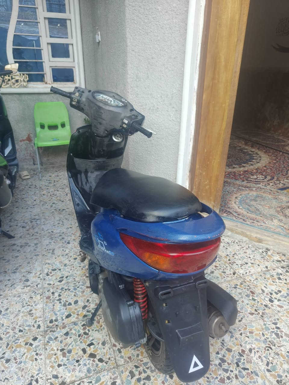 السلام عليكم بريز بغبغاء لون حبري دراجة مكينة مكفولة ما مفتوحة
كلاجات رياضي لايت زنون لونين 
دراجة احله من الصور 
السعر 750 مكان العبيدي 
رقم الهاتف ***********
