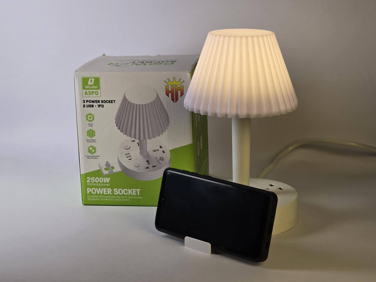 مصباح مكتبي و سيار كهربائي و منافذ شحن.

المميزات: يحتوي على 3 مقابس طاقة، مخرجين USB، ومخرج PD (شحن سريع).
الإضاءة: مصباح LED بألوان متعددة مع ميزة مستشعر ذكي.
الطاقة: قدرة مقدرة تصل إلى 2500 واط مع طول كابل 3 أمتار.
التصميم: تصميم مدمج يوفر مساحة للتخزين وشحن الهواتف. سعر 18الف@


**إذا كنت صاحب هذا الإعلان وتريد حذفه لأي سبب، رجاءا أرسل رسالة إلى الدعم الفني**